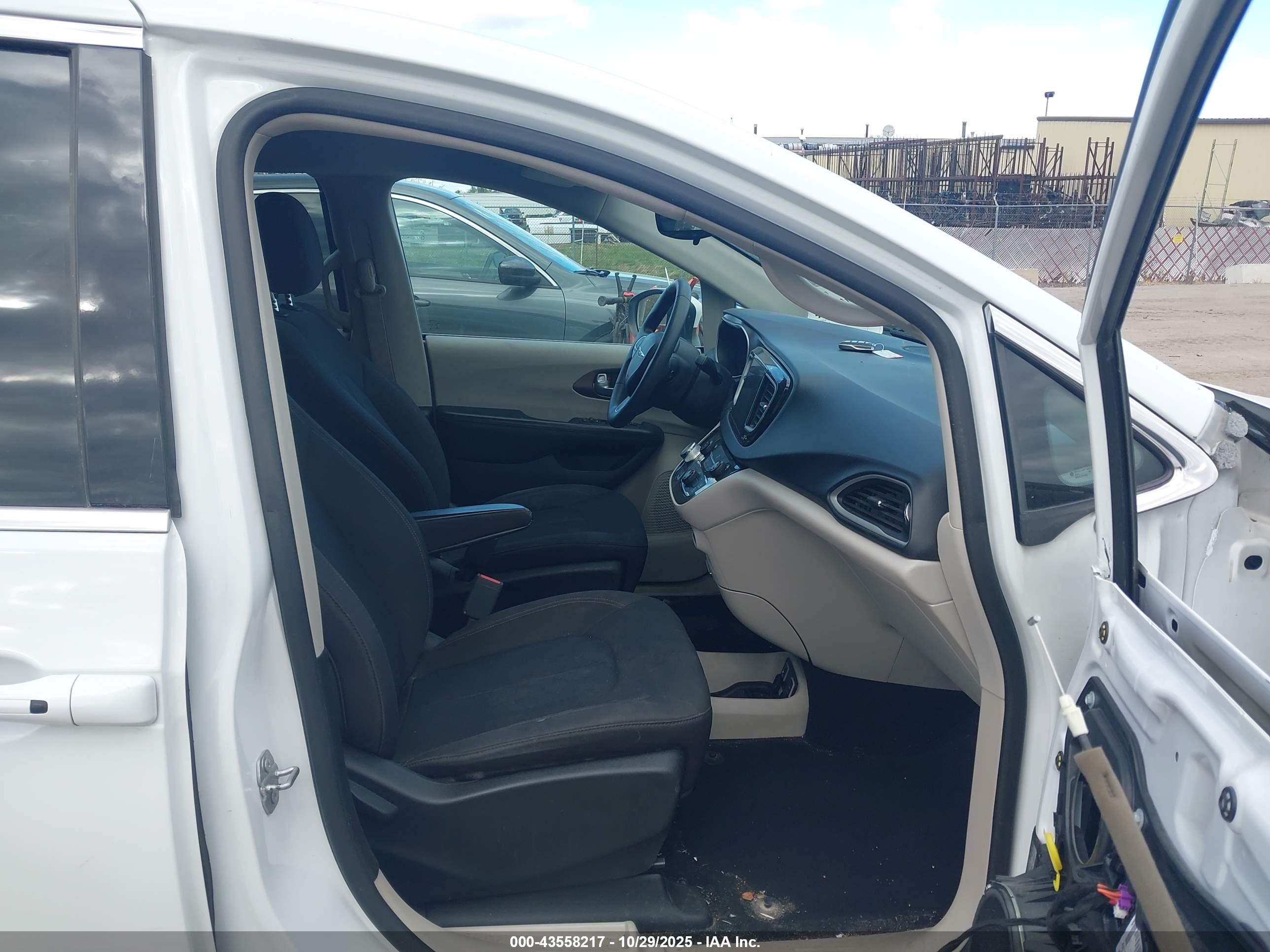 CHRYSLER PACIFICA image 5