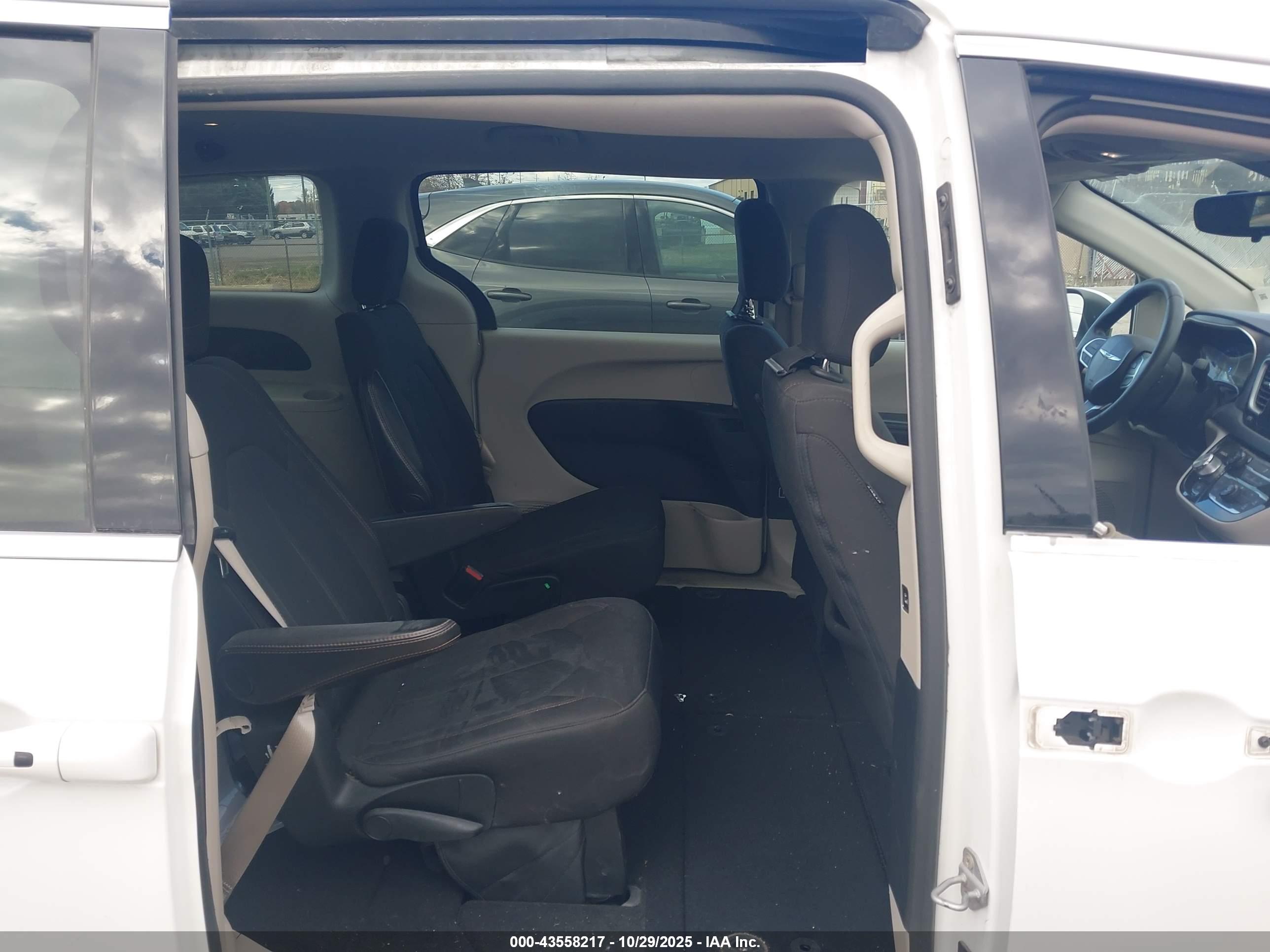 CHRYSLER PACIFICA image 8