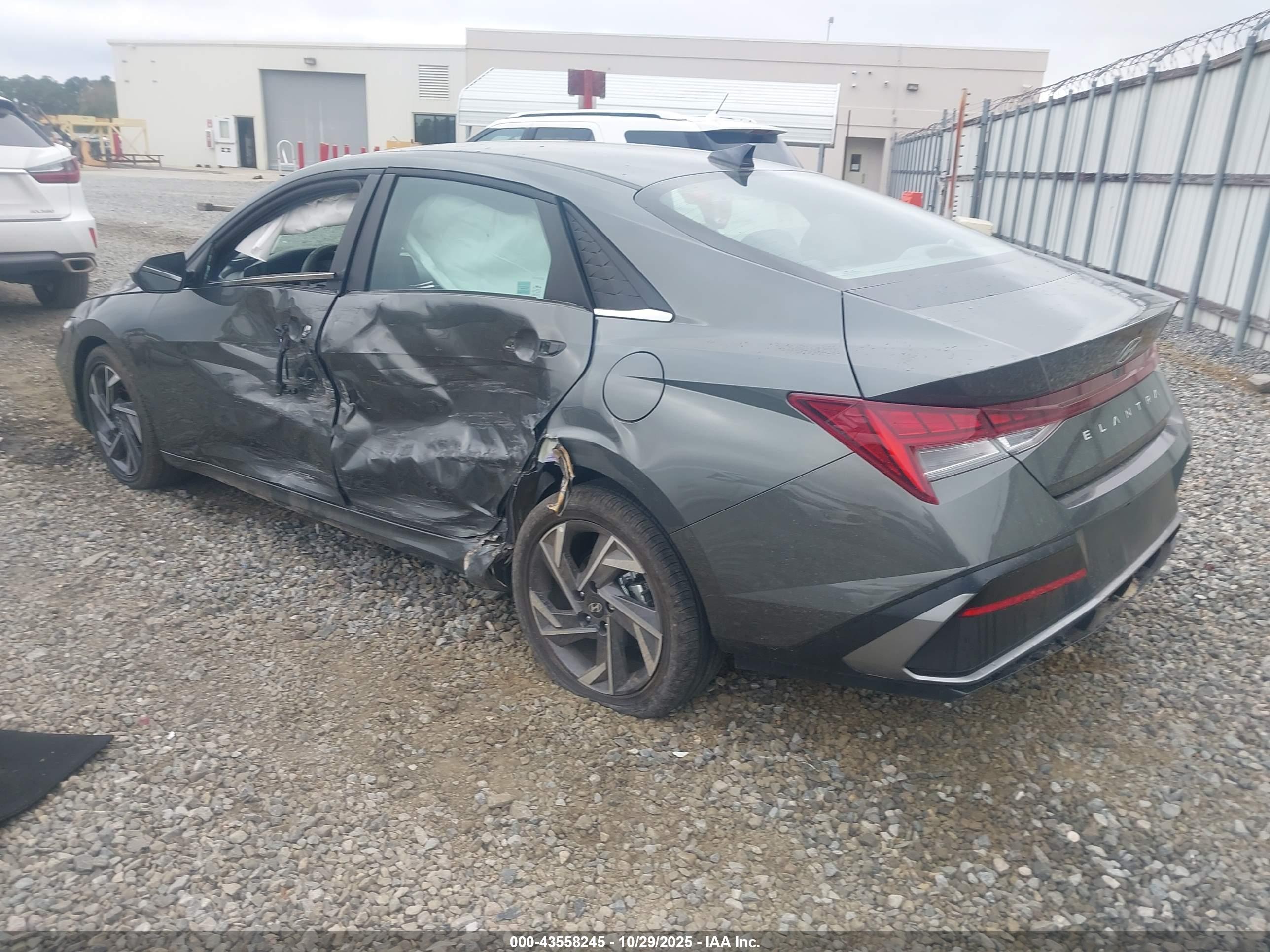 HYUNDAI ELANTRA image 3