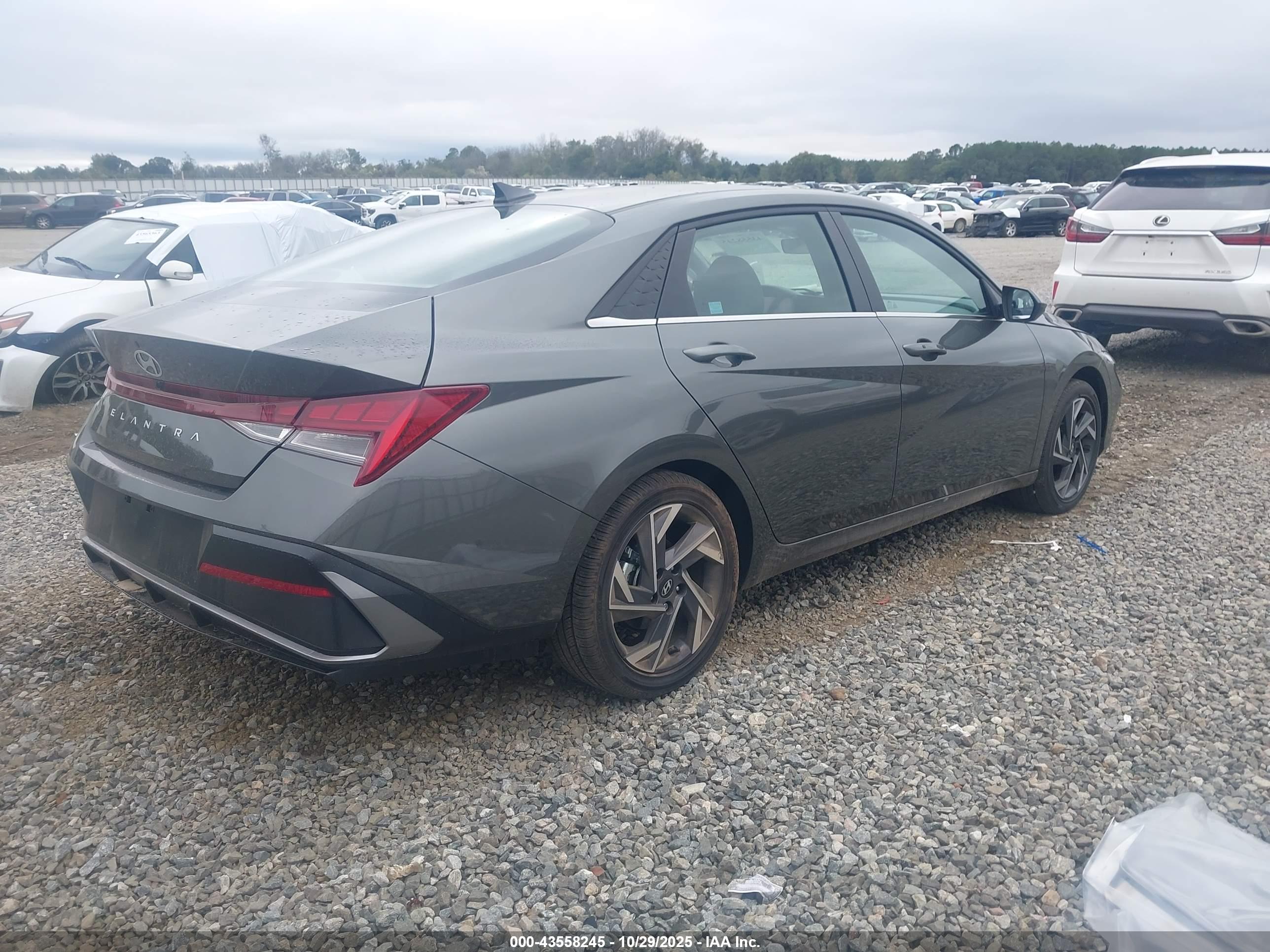 HYUNDAI ELANTRA image 4