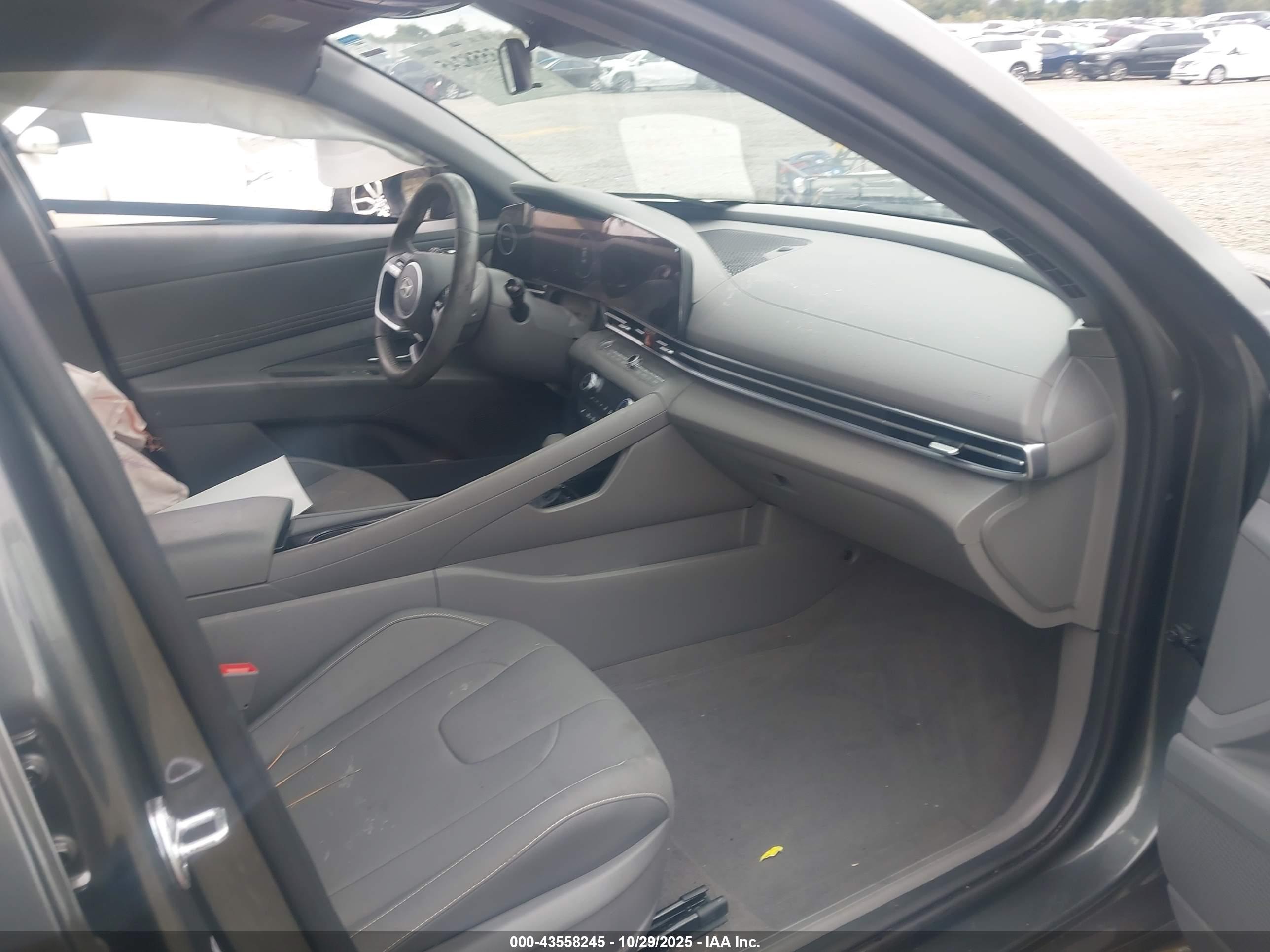HYUNDAI ELANTRA image 5