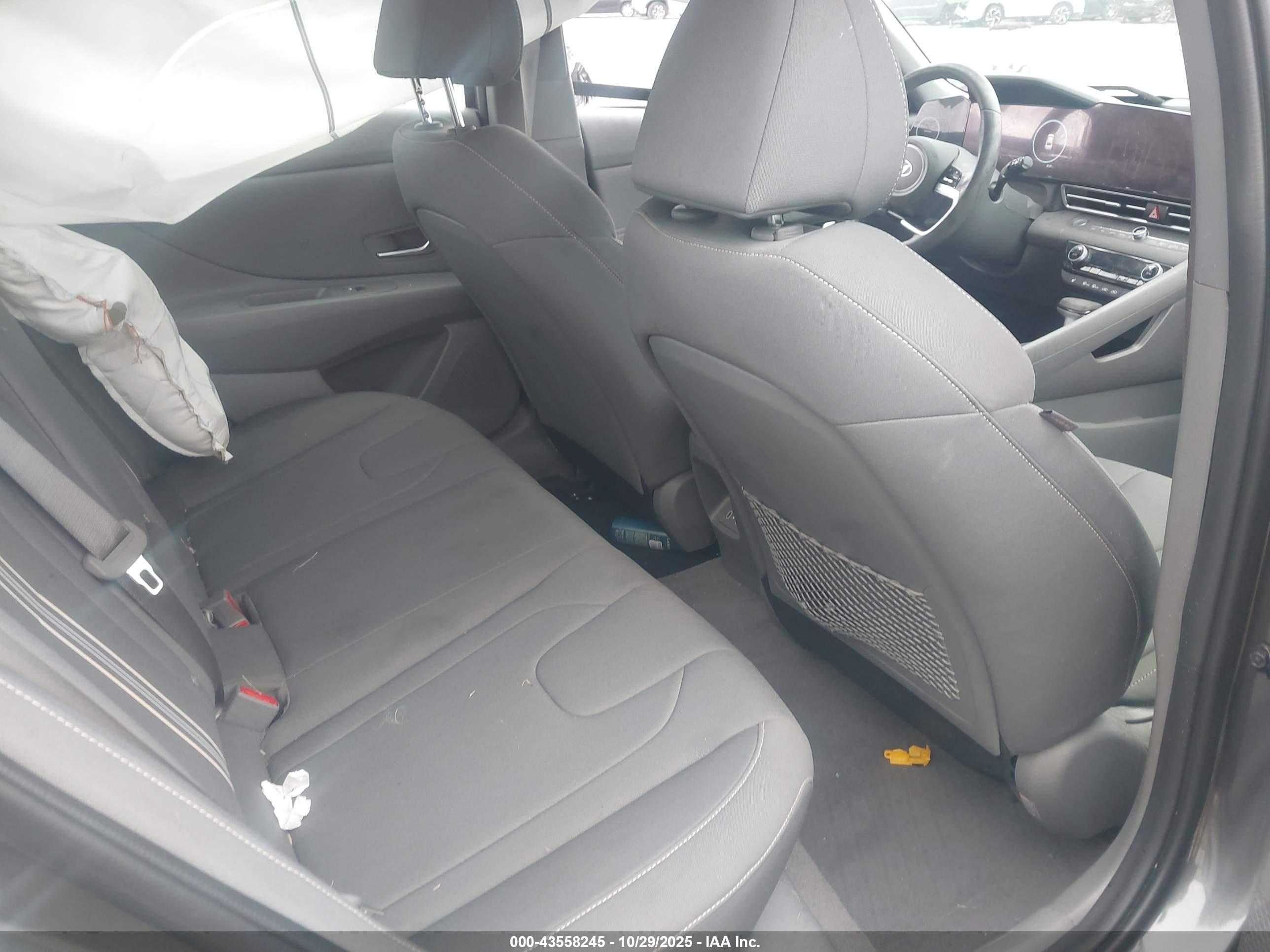 HYUNDAI ELANTRA image 8