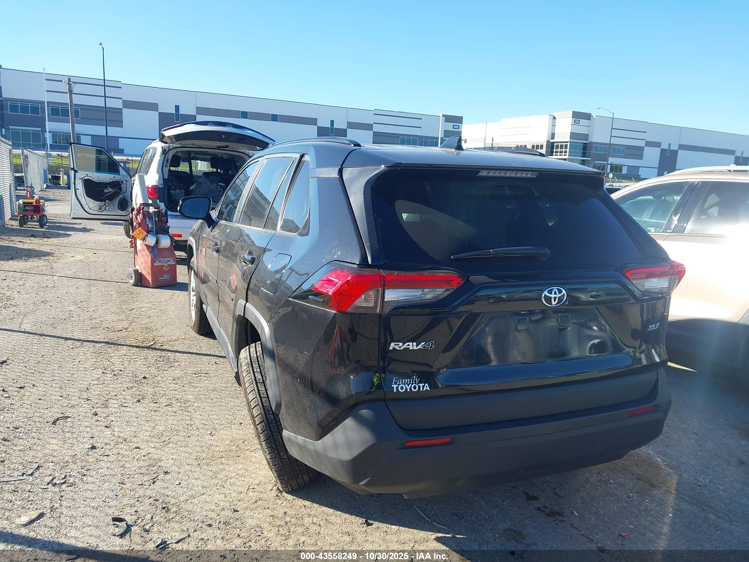 TOYOTA RAV4 image 3