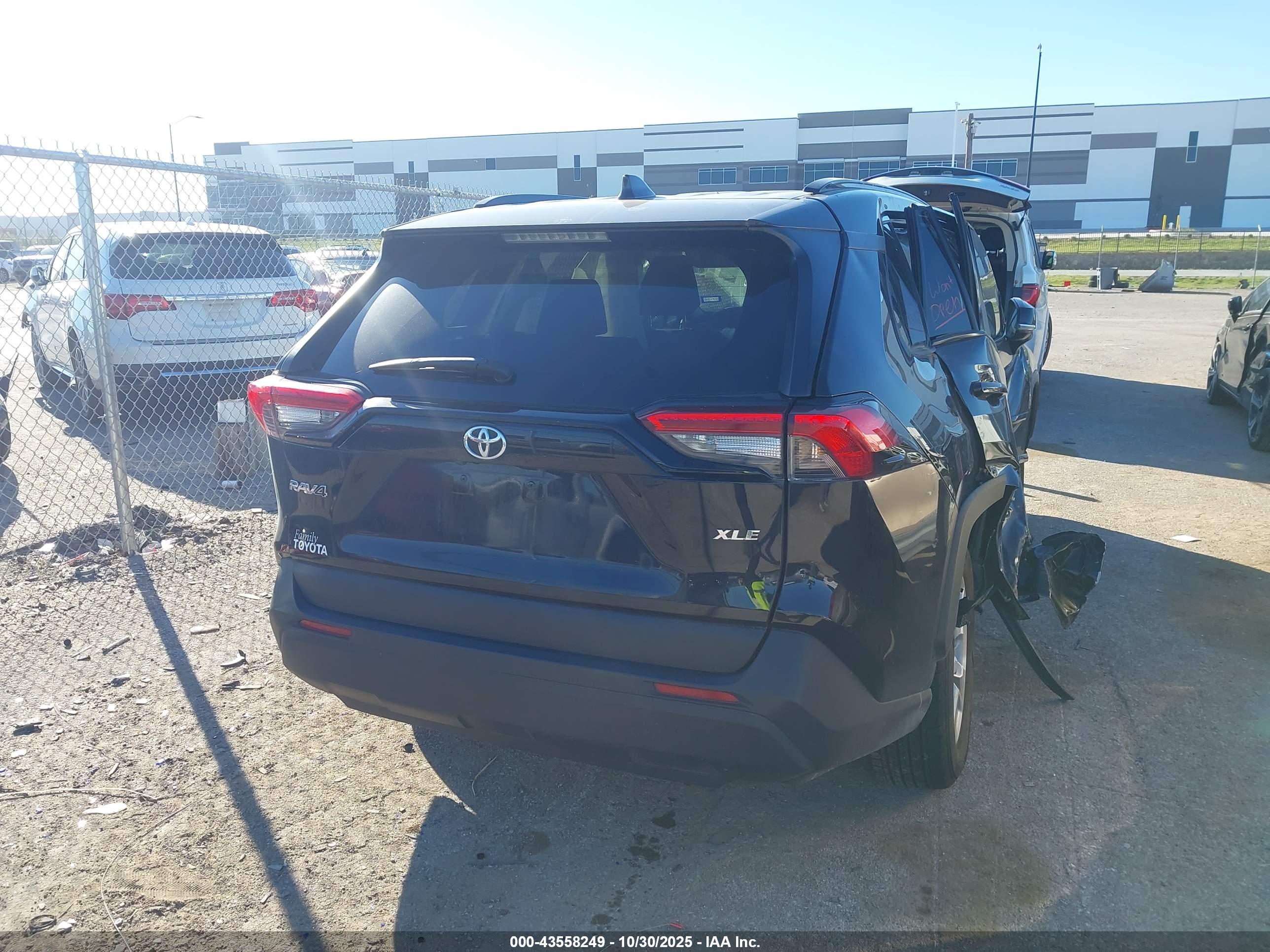 TOYOTA RAV4 image 4