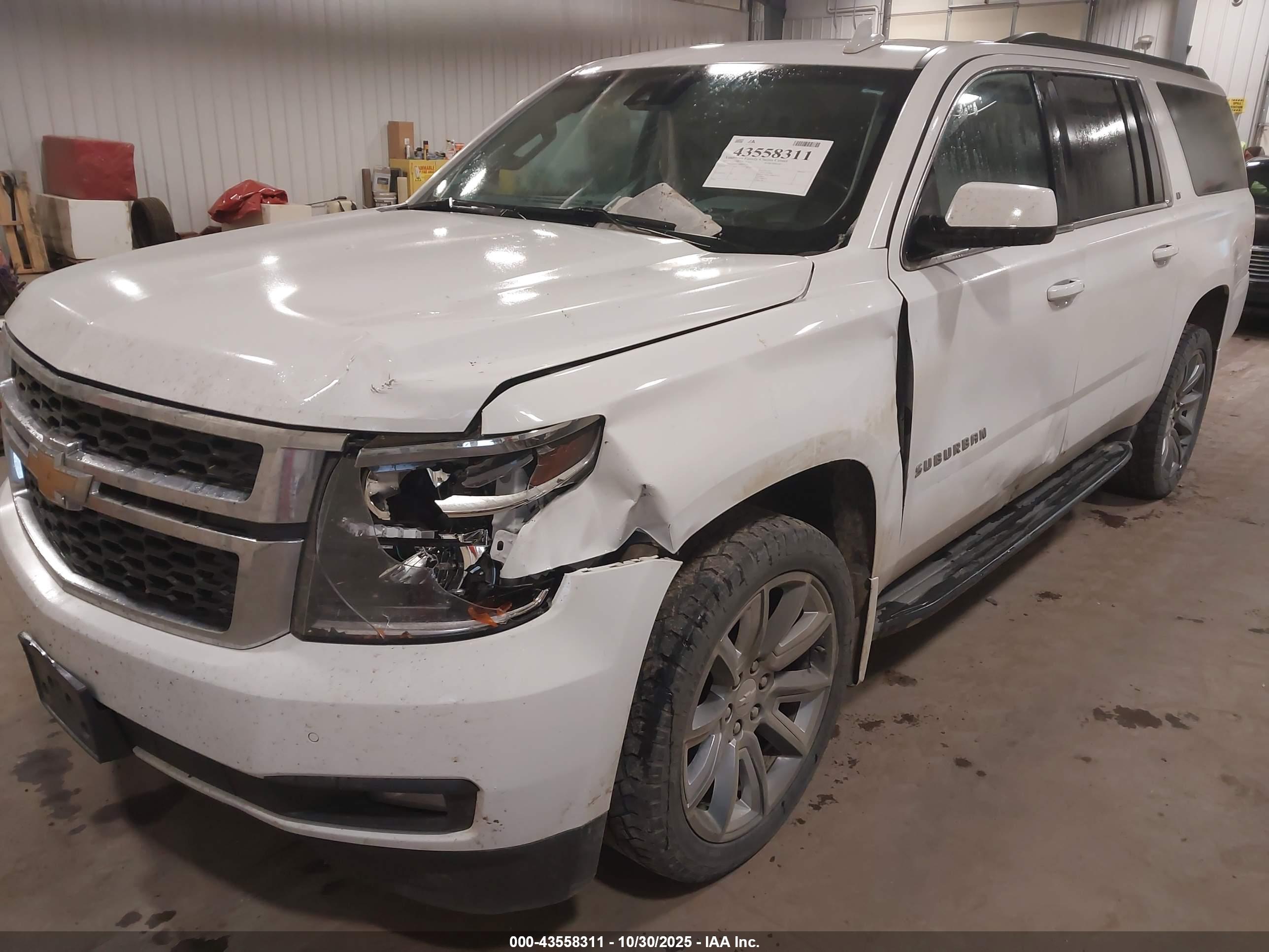 CHEVROLET SUBURBAN image 6