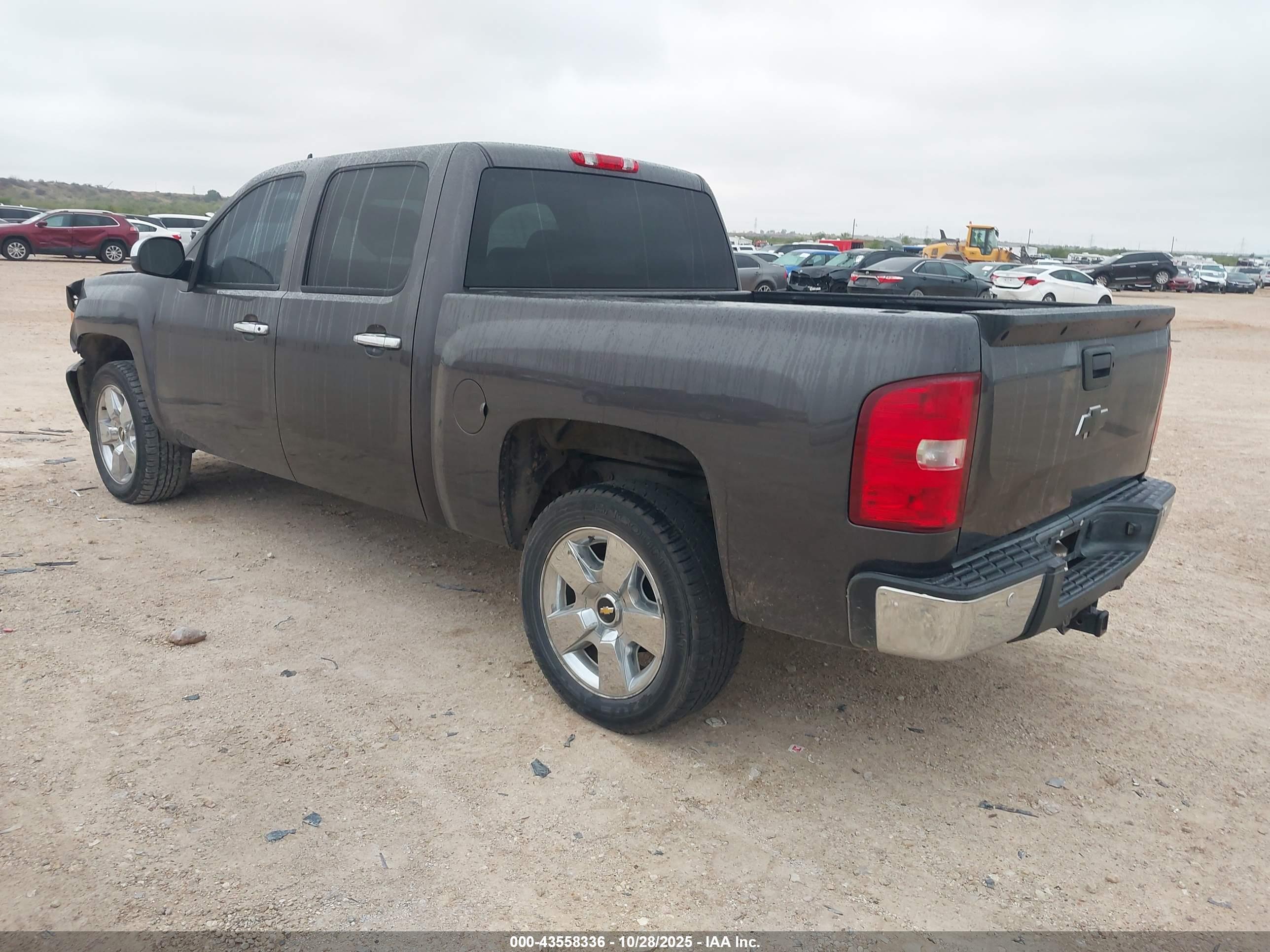 CHEVROLET SILVERADO image 3