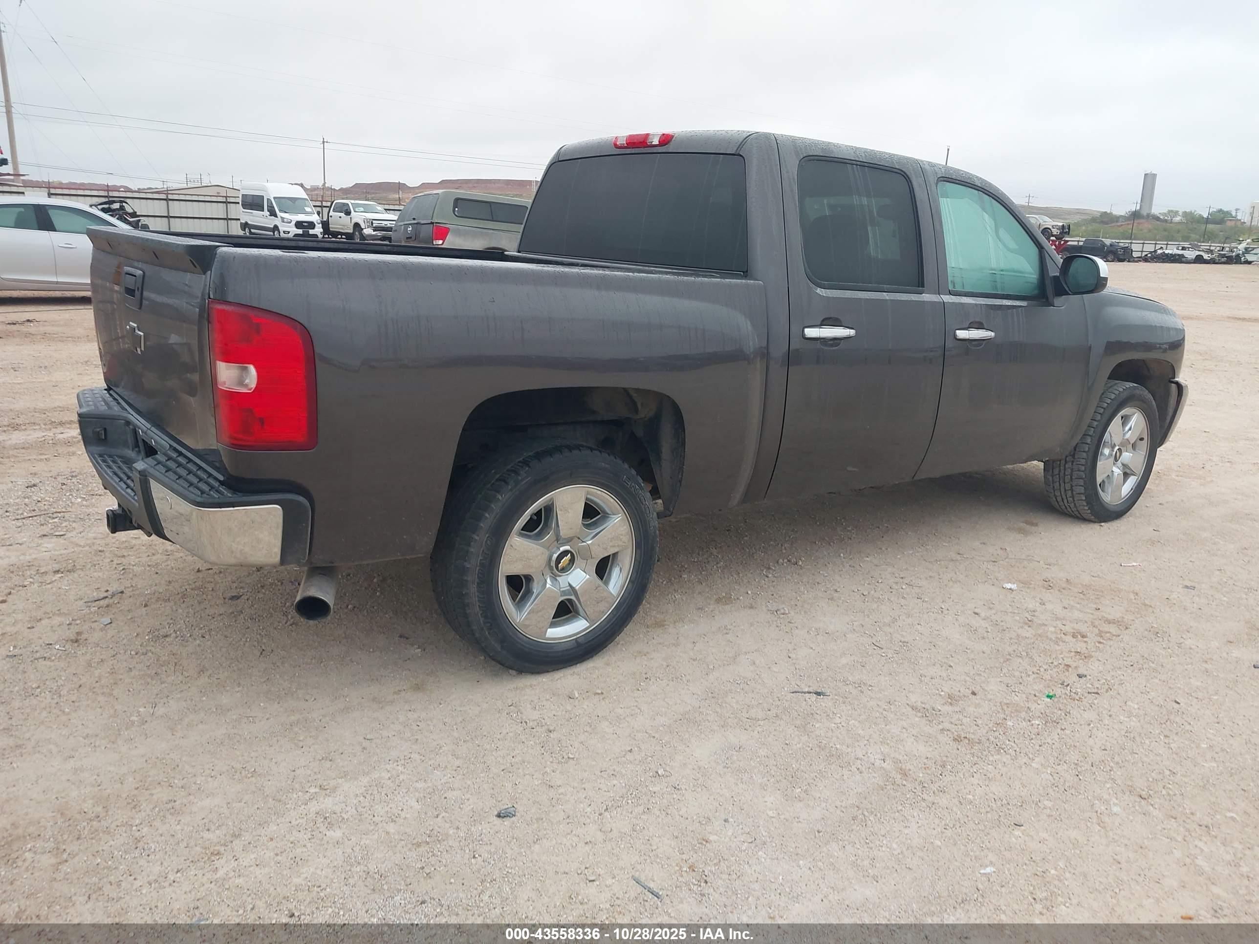 CHEVROLET SILVERADO image 4