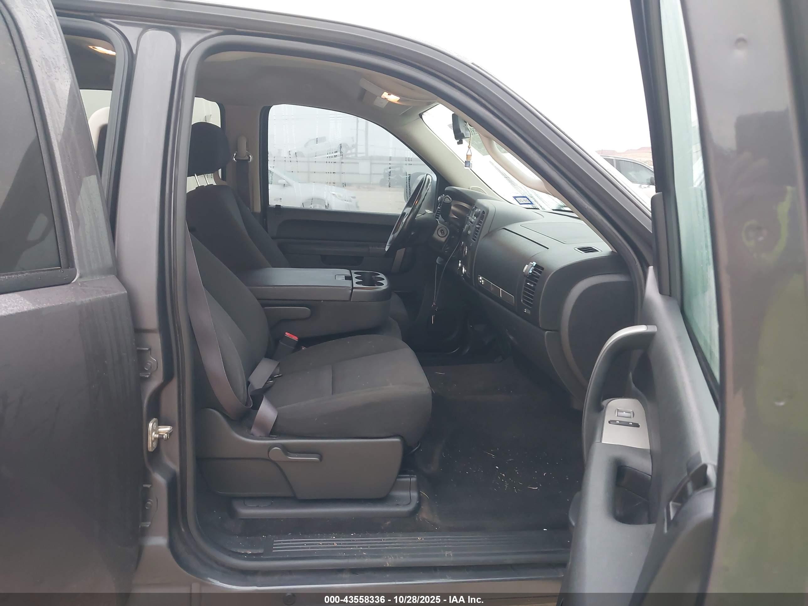 CHEVROLET SILVERADO image 5