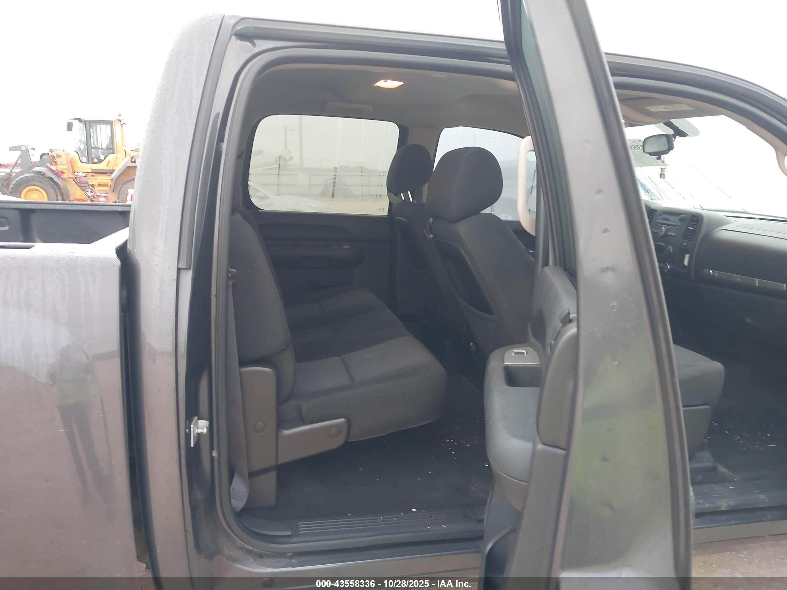 CHEVROLET SILVERADO image 8