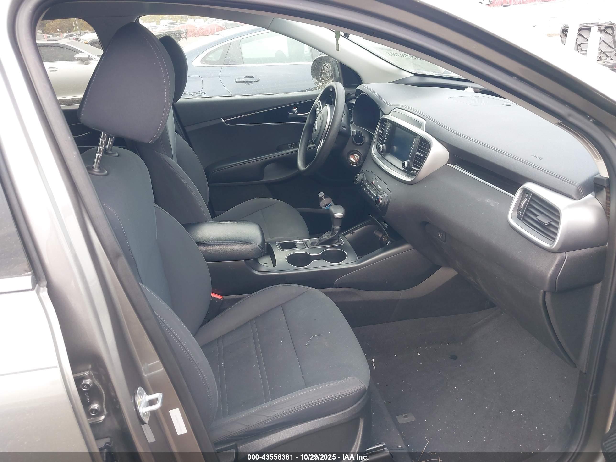 KIA SORENTO image 5