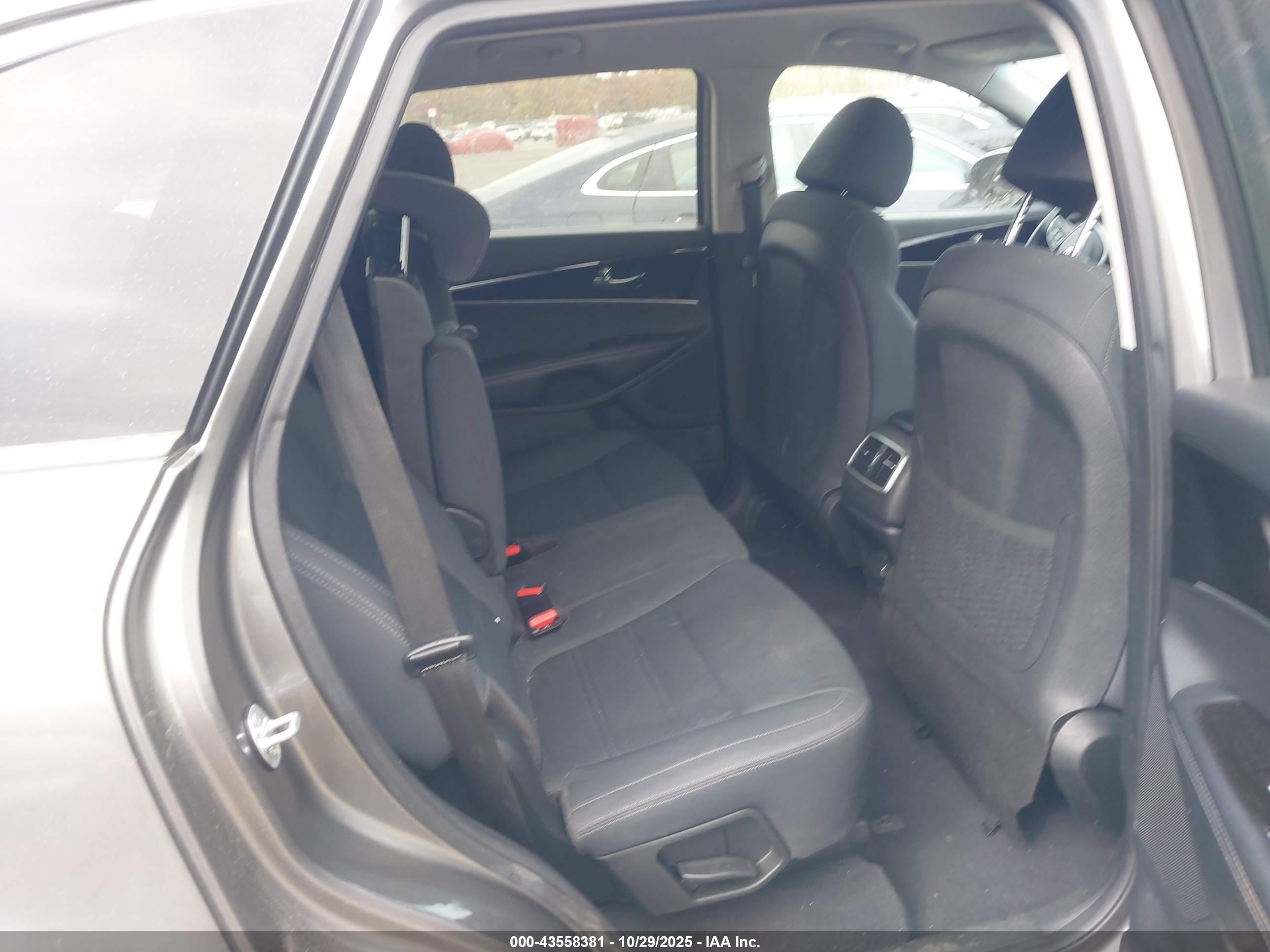 KIA SORENTO image 8