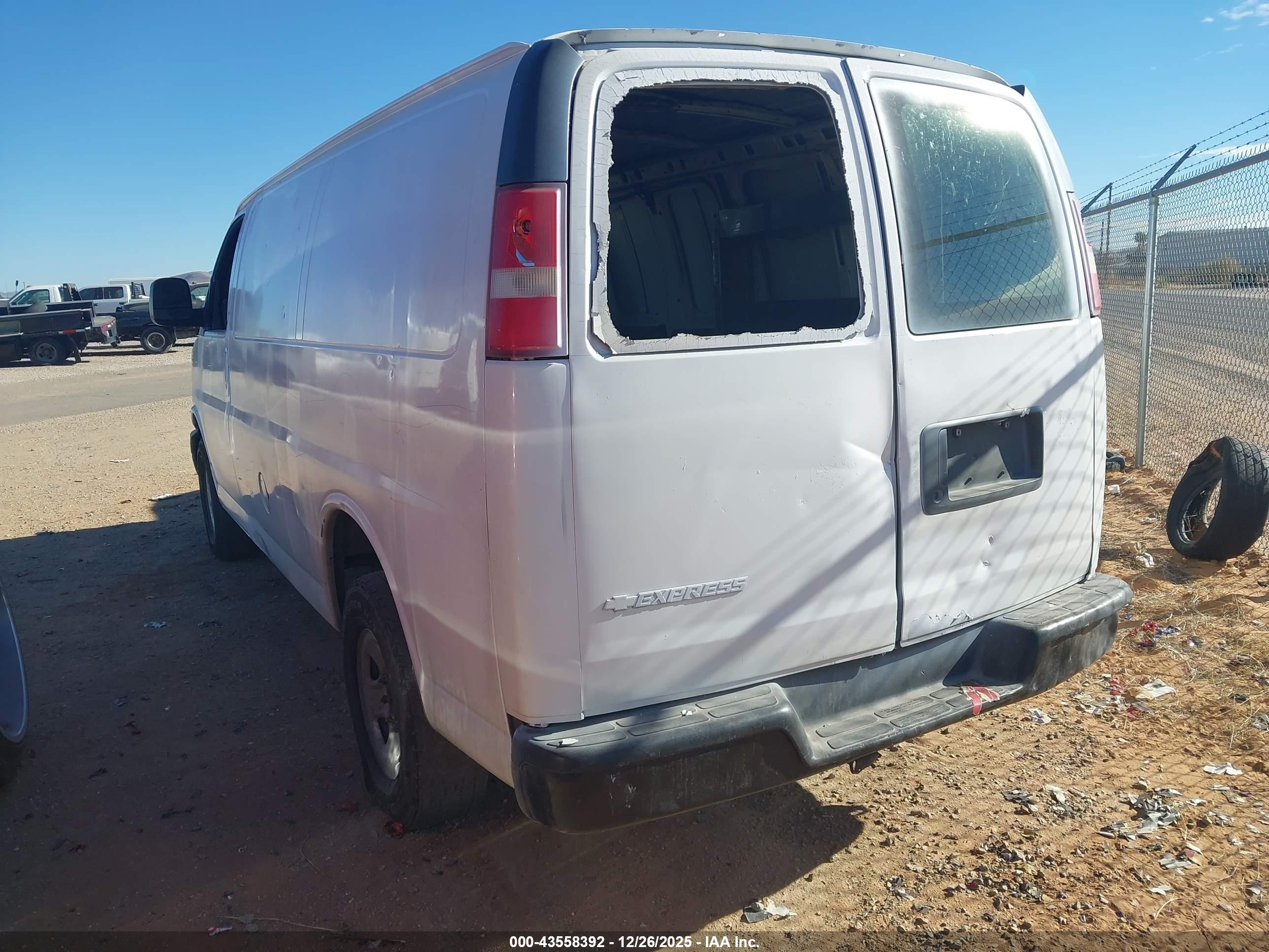 CHEVROLET EXPRESS image 3