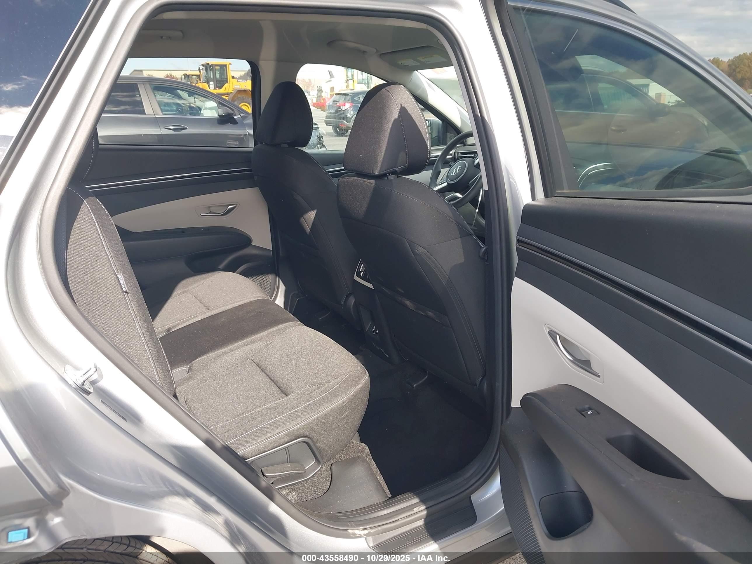HYUNDAI TUCSON image 8