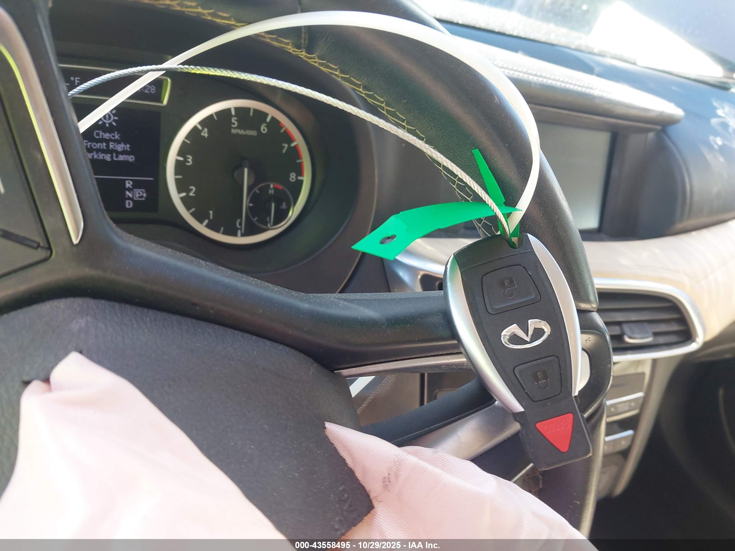 INFINITI QX30 image 11