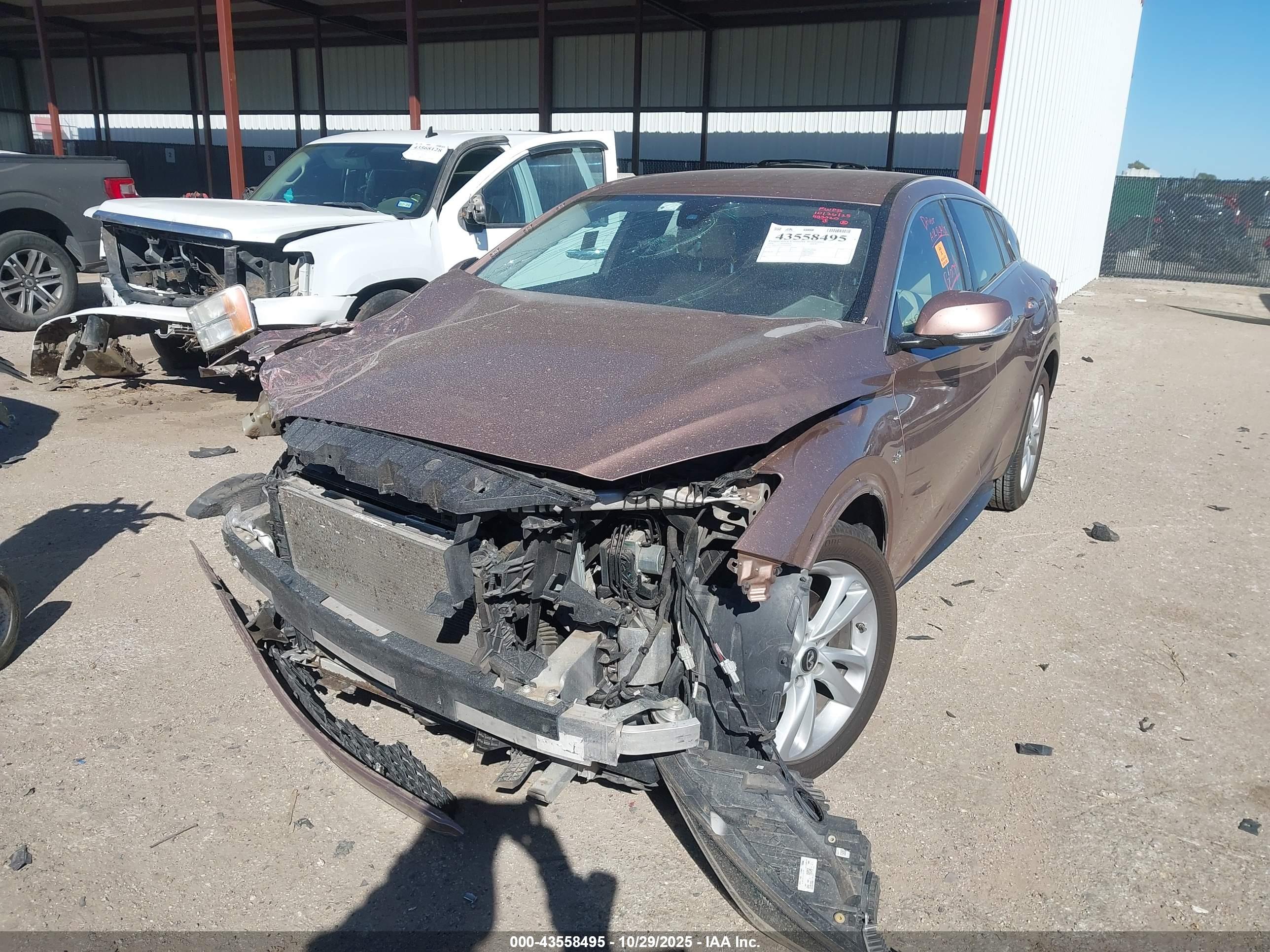 INFINITI QX30 image 2