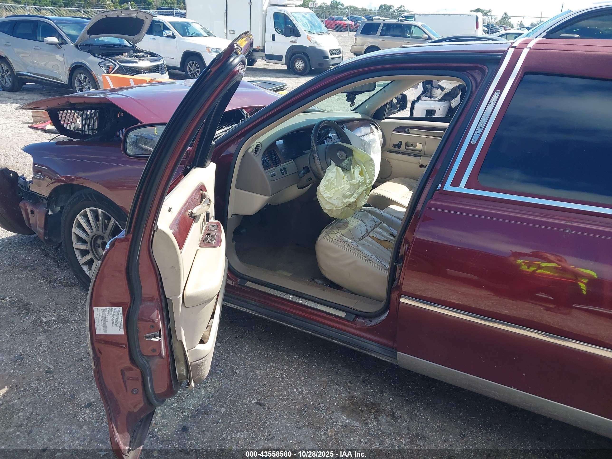 LINCOLN TOWN image 5