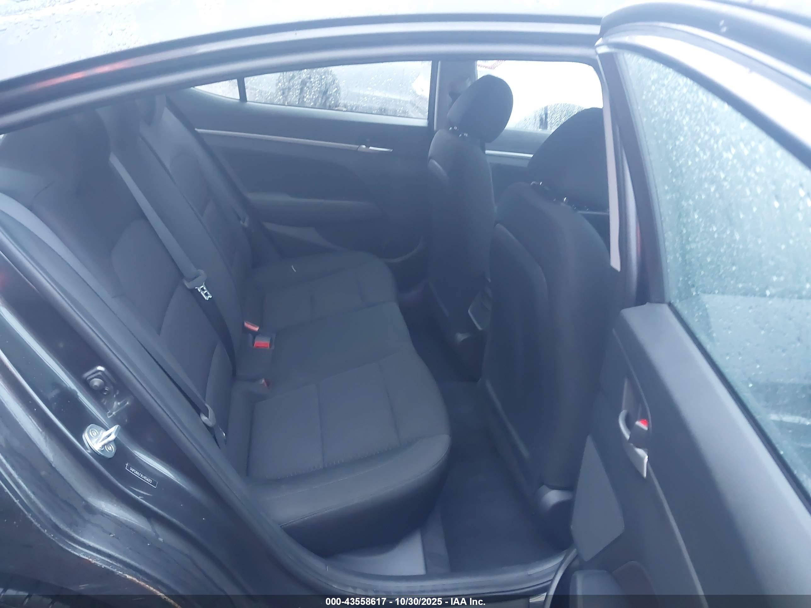 HYUNDAI ELANTRA image 8