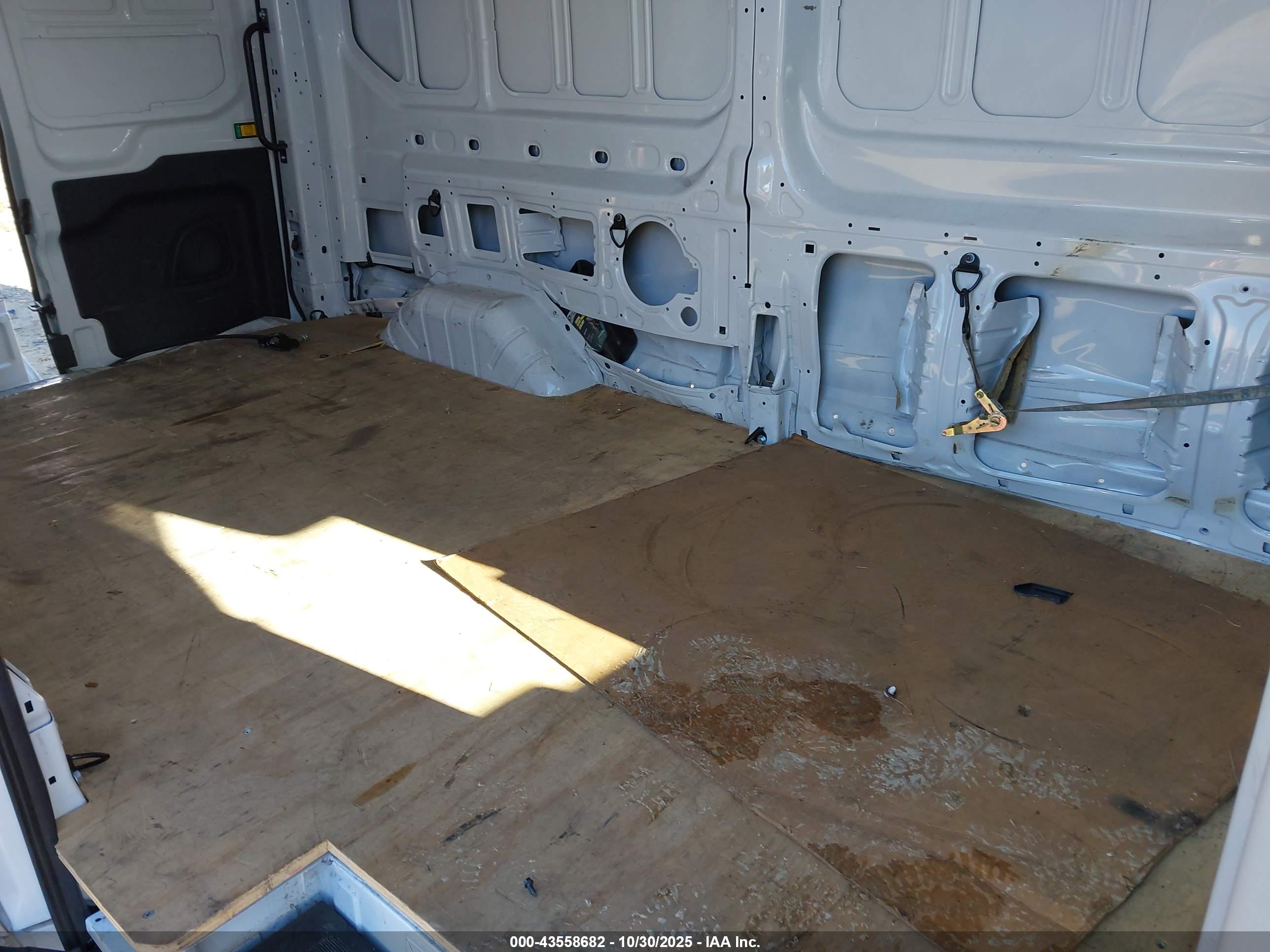 FORD TRANSIT-150 image 8