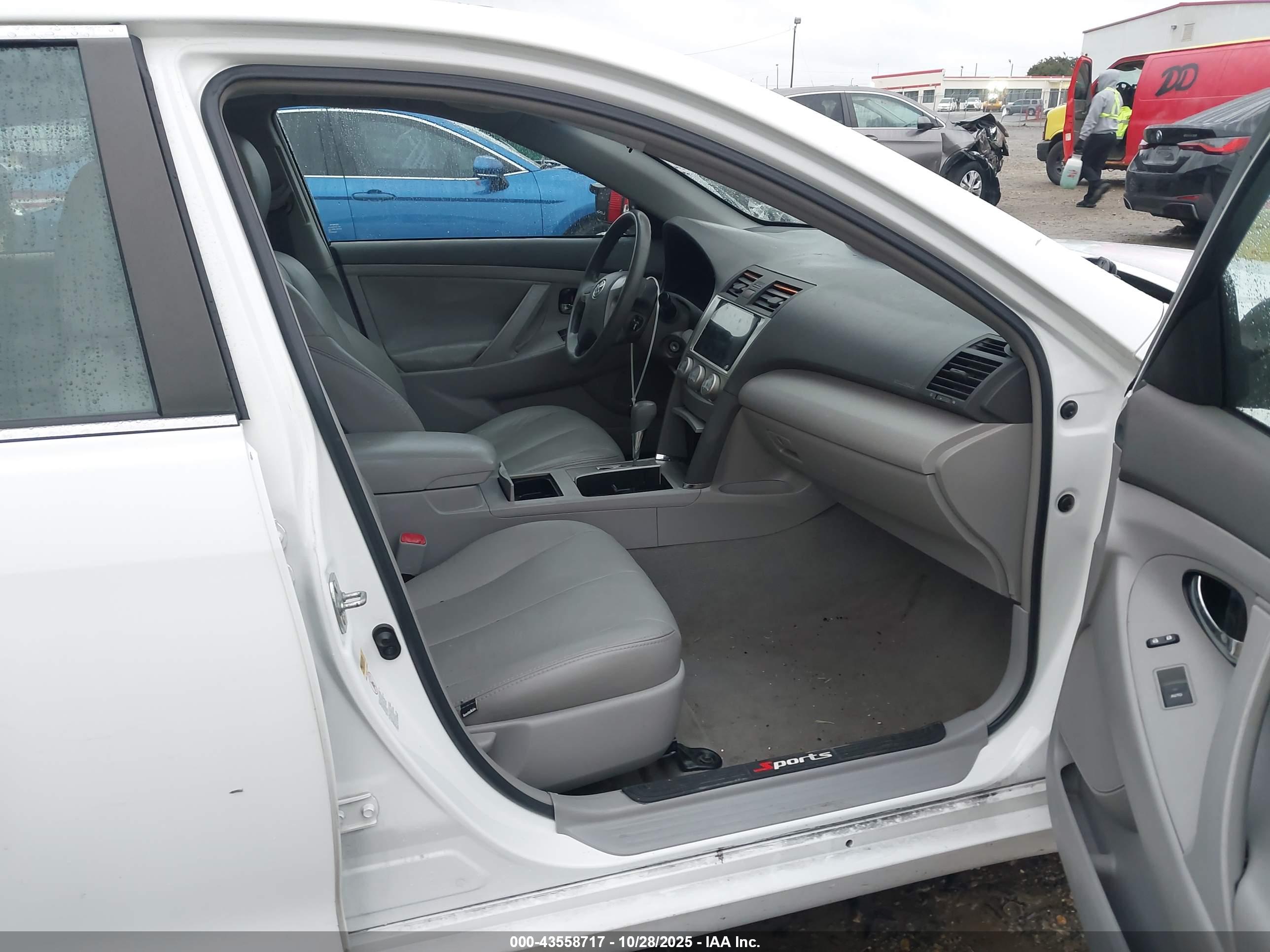 TOYOTA CAMRY image 5