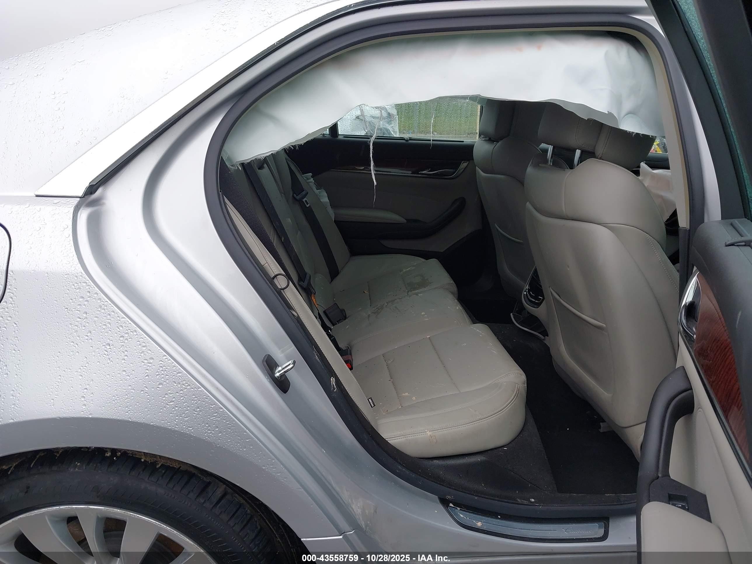 CADILLAC CTS image 8