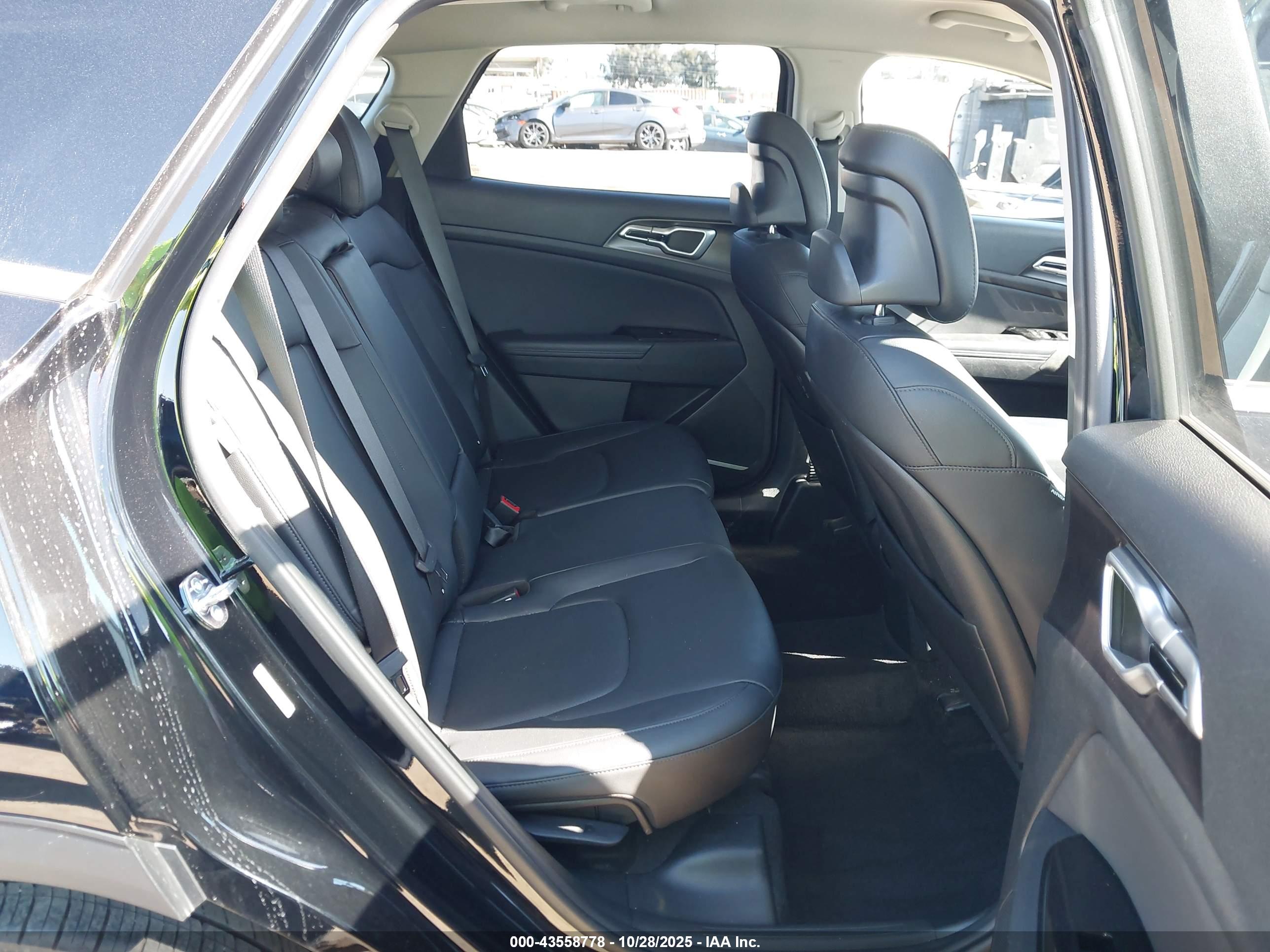 KIA SPORTAGE image 8