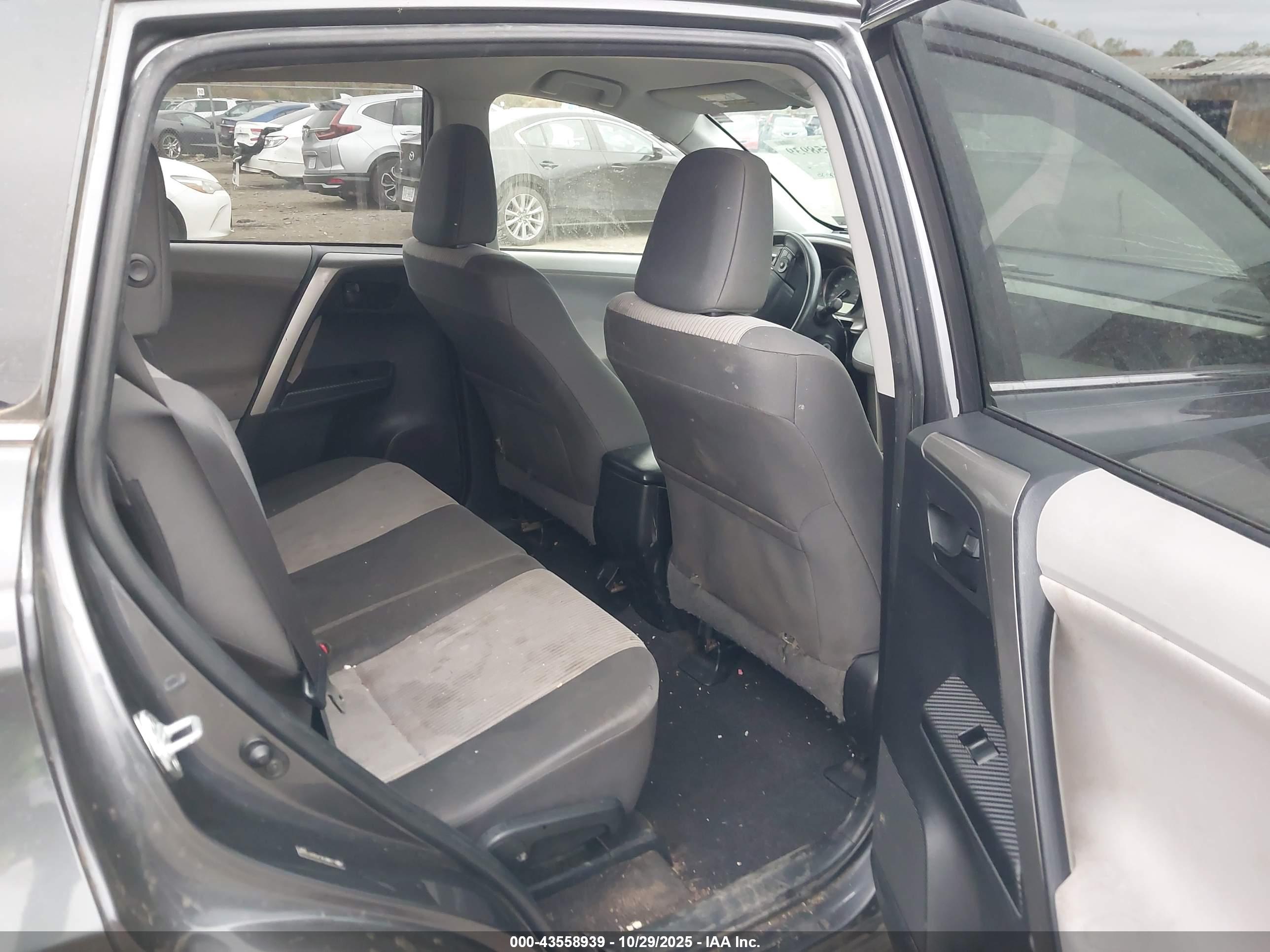 TOYOTA RAV4 image 8
