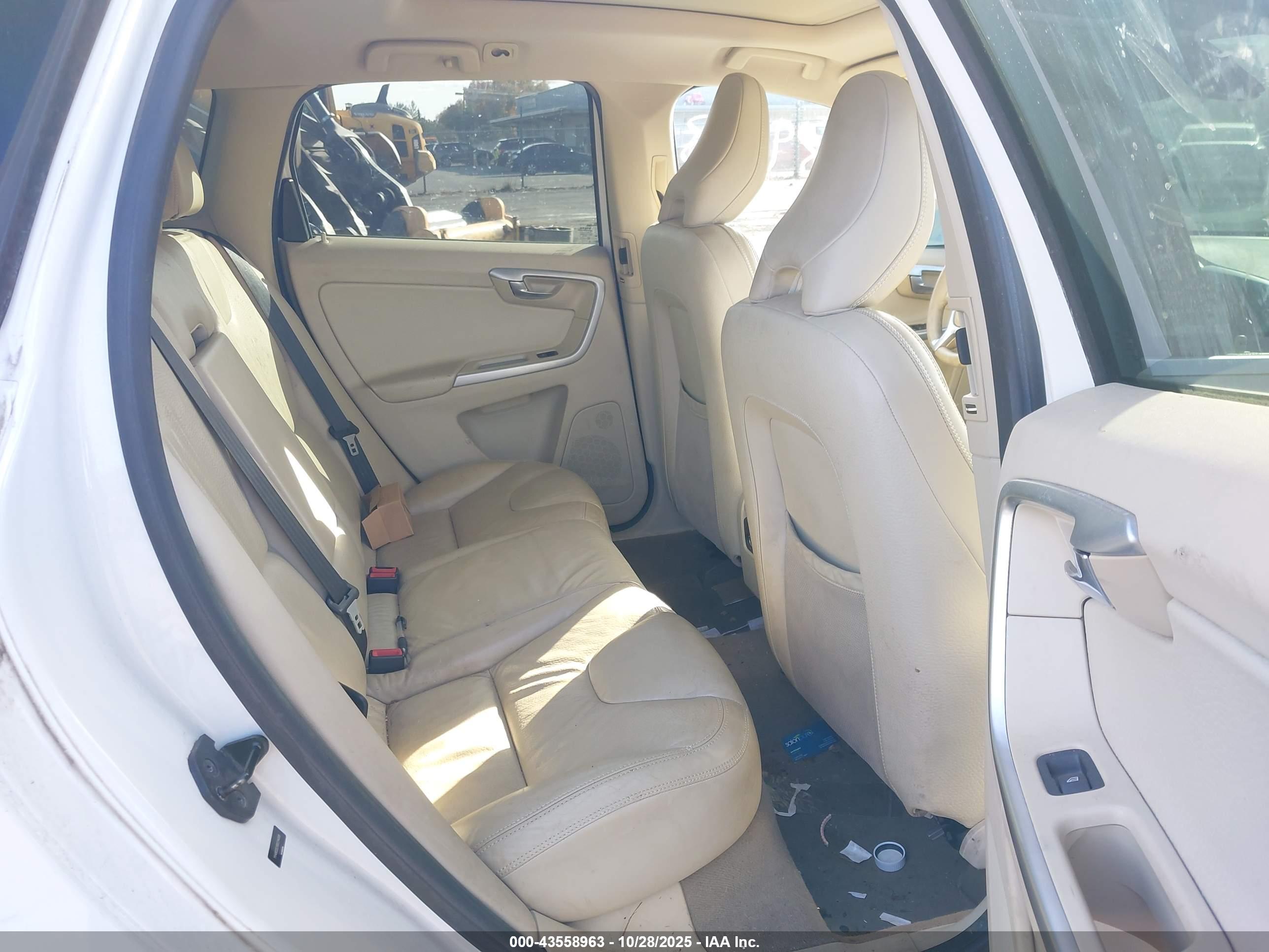 VOLVO XC60 image 8