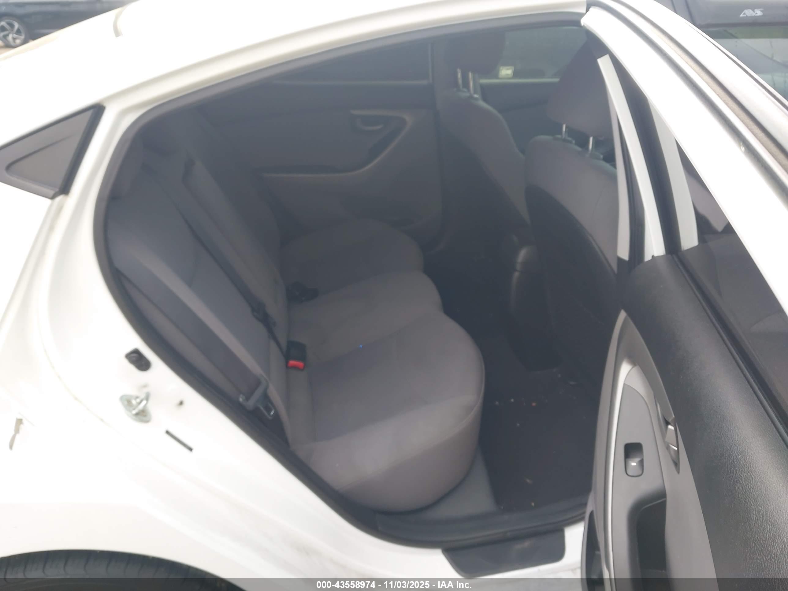 HYUNDAI ELANTRA image 8