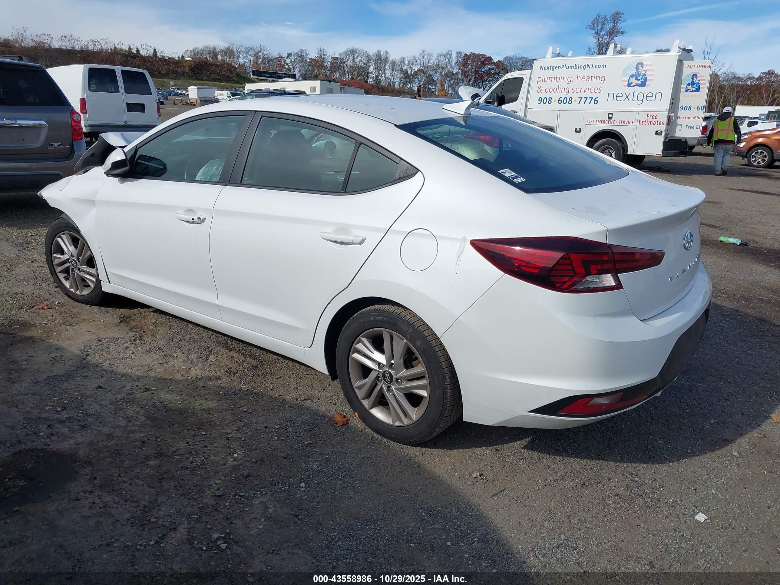 HYUNDAI ELANTRA image 3