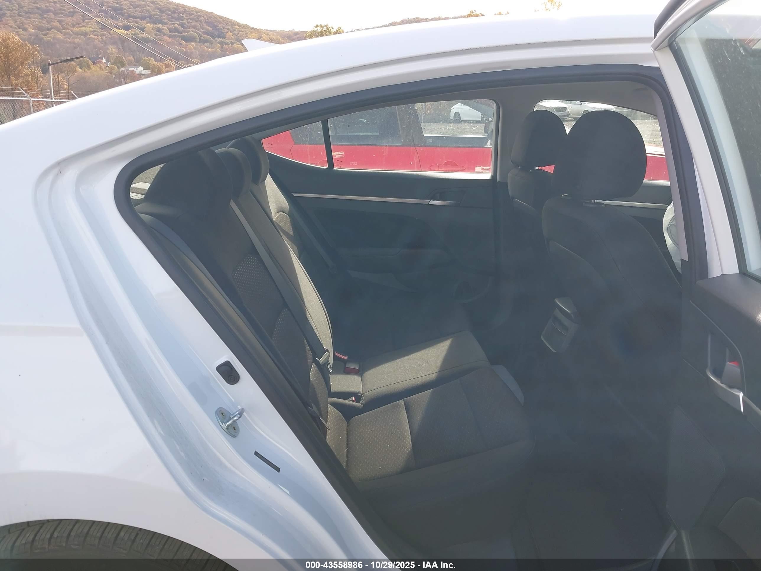 HYUNDAI ELANTRA image 8