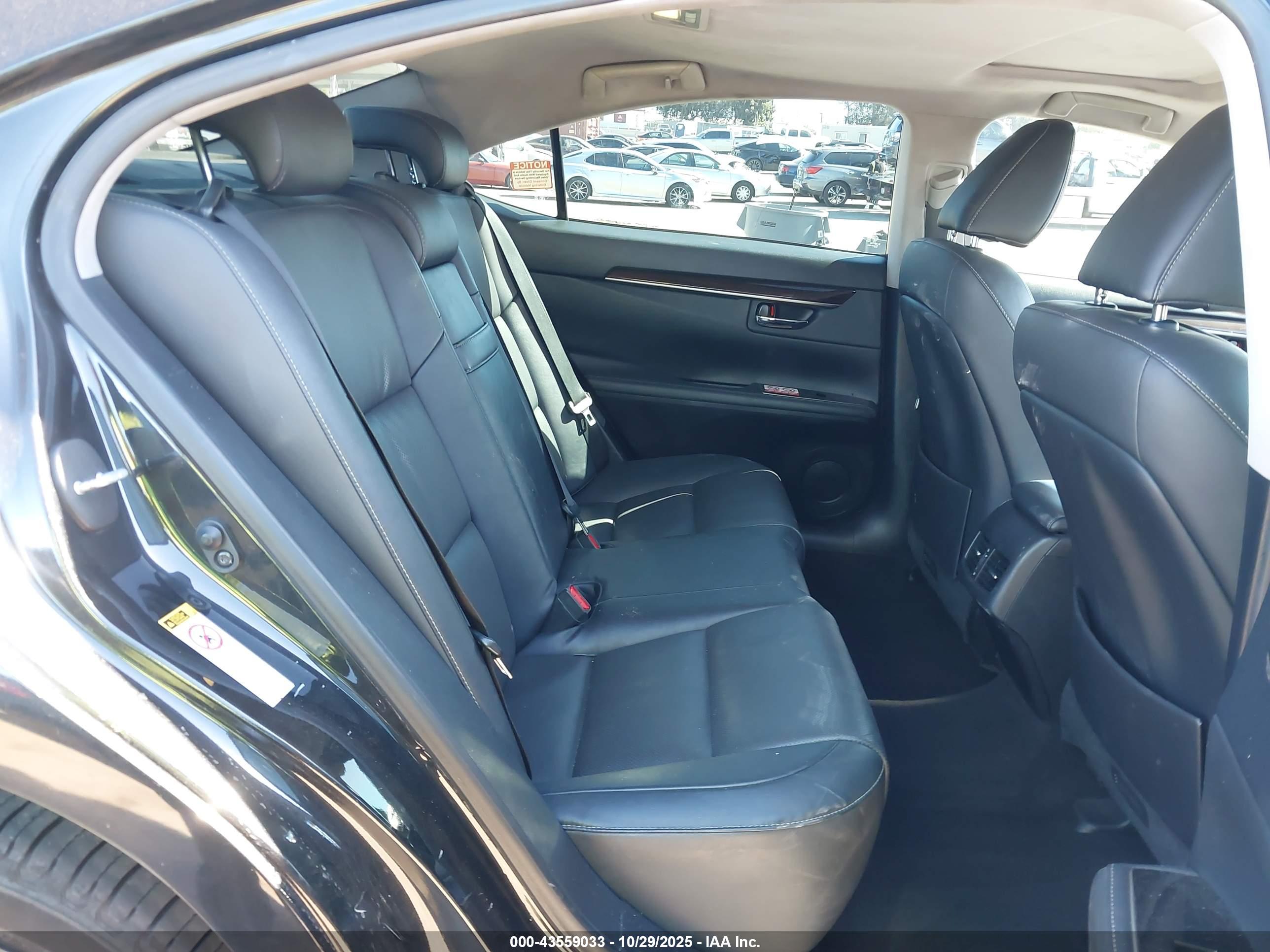 LEXUS ES image 8