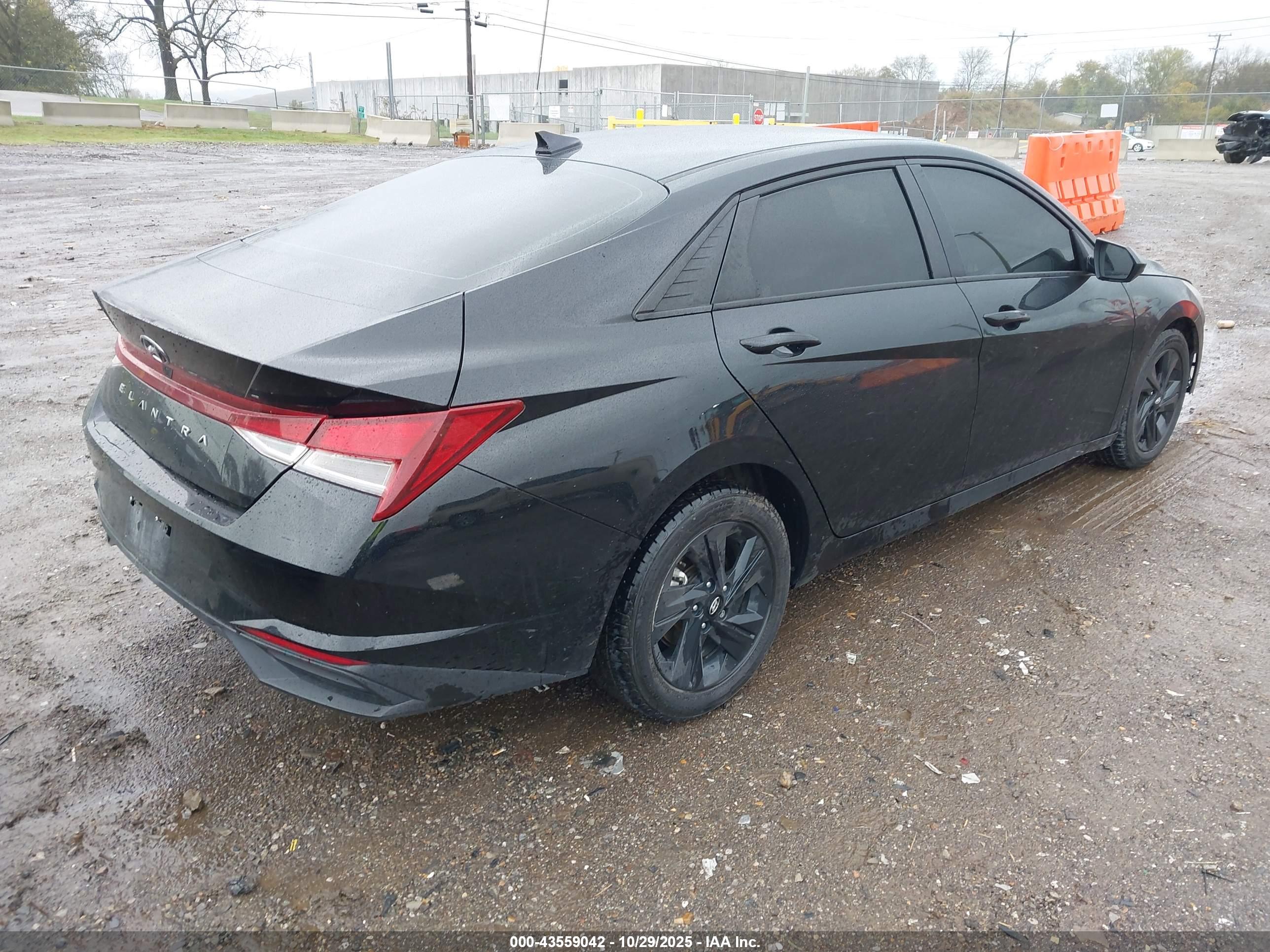 HYUNDAI ELANTRA image 4