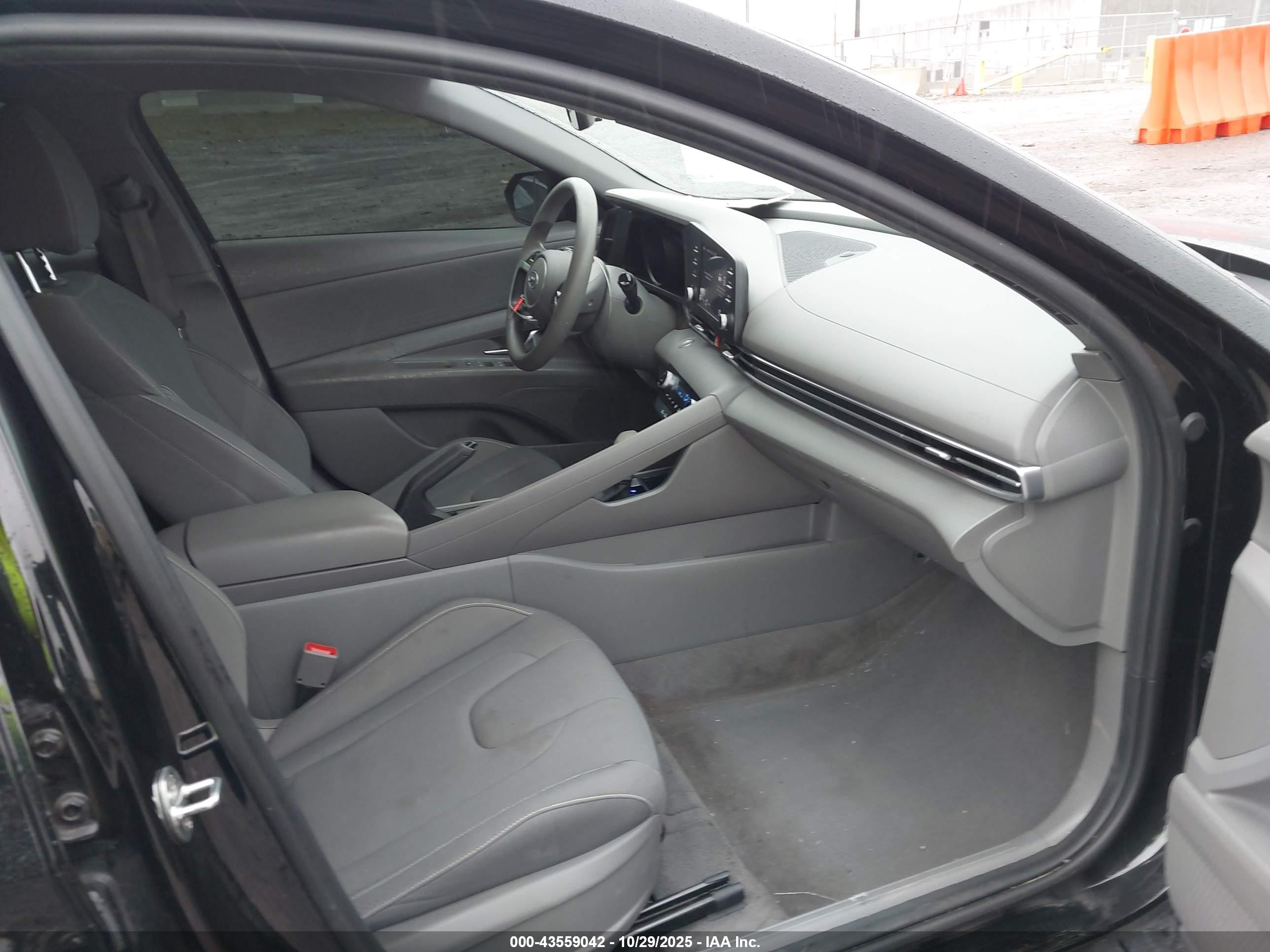HYUNDAI ELANTRA image 5