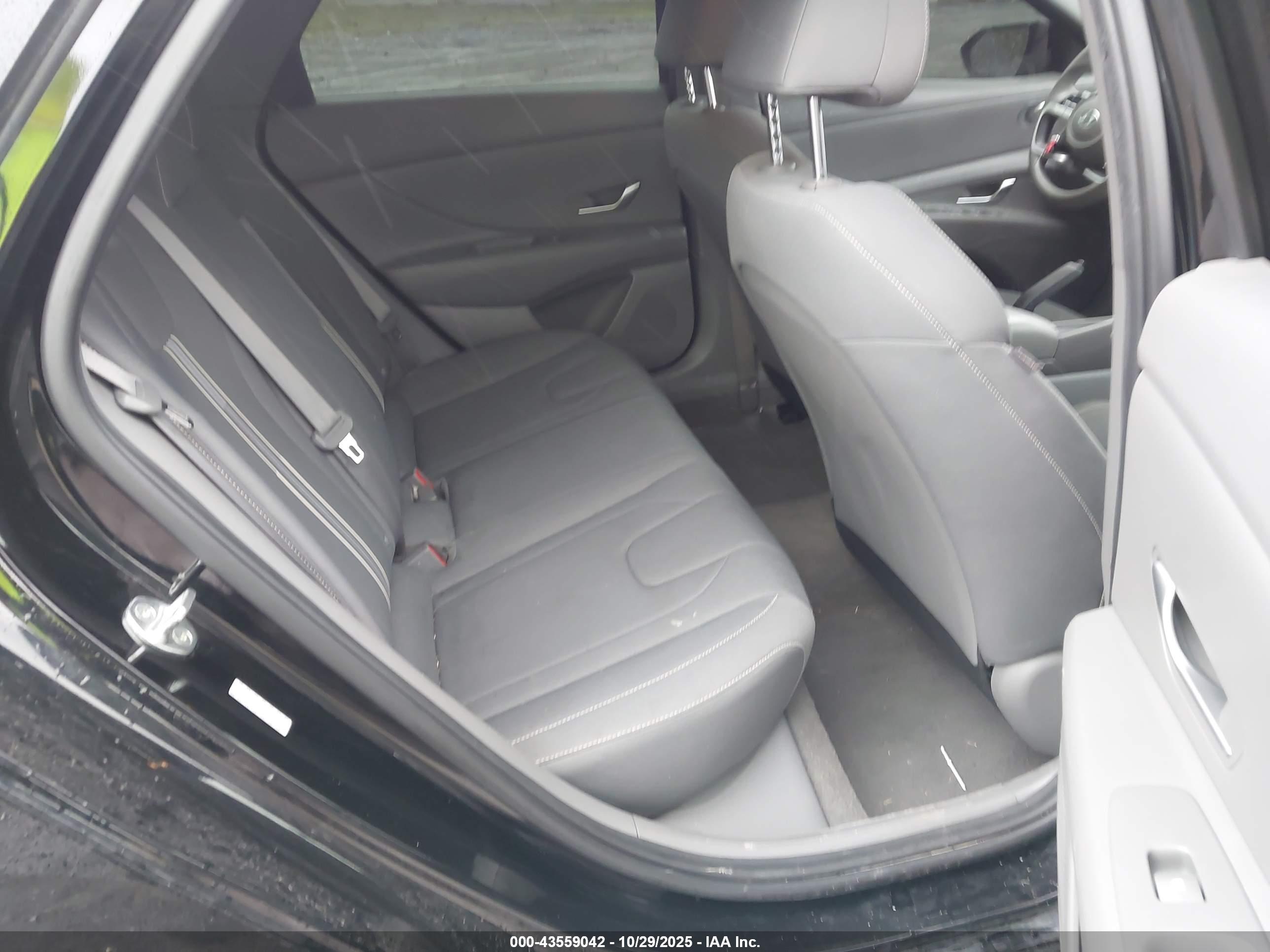 HYUNDAI ELANTRA image 8