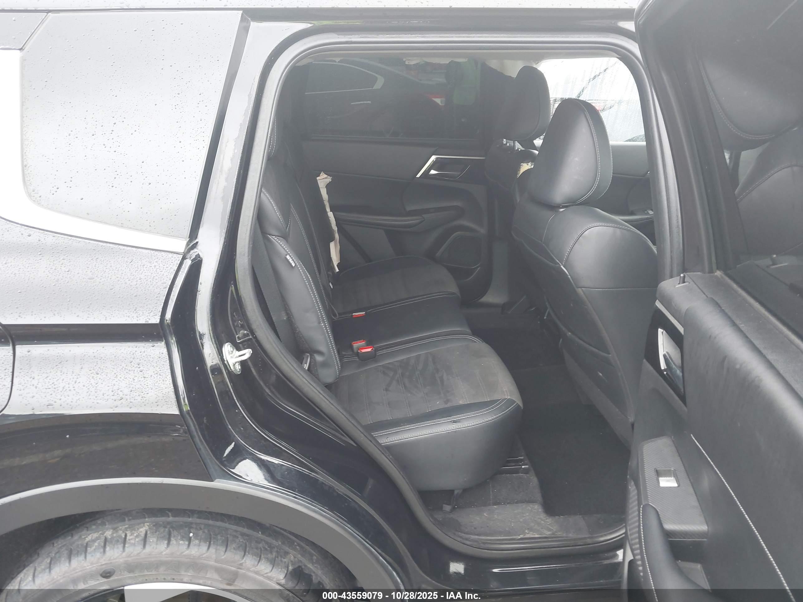 MITSUBISHI OUTLANDER image 8