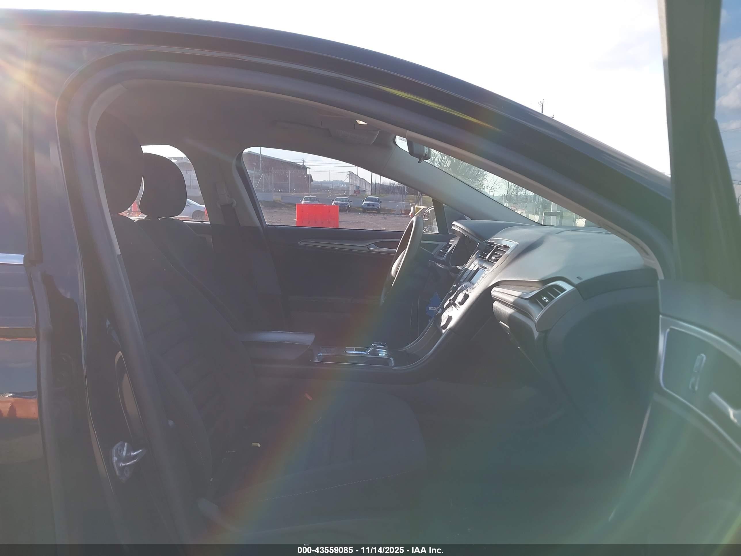 FORD FUSION image 5
