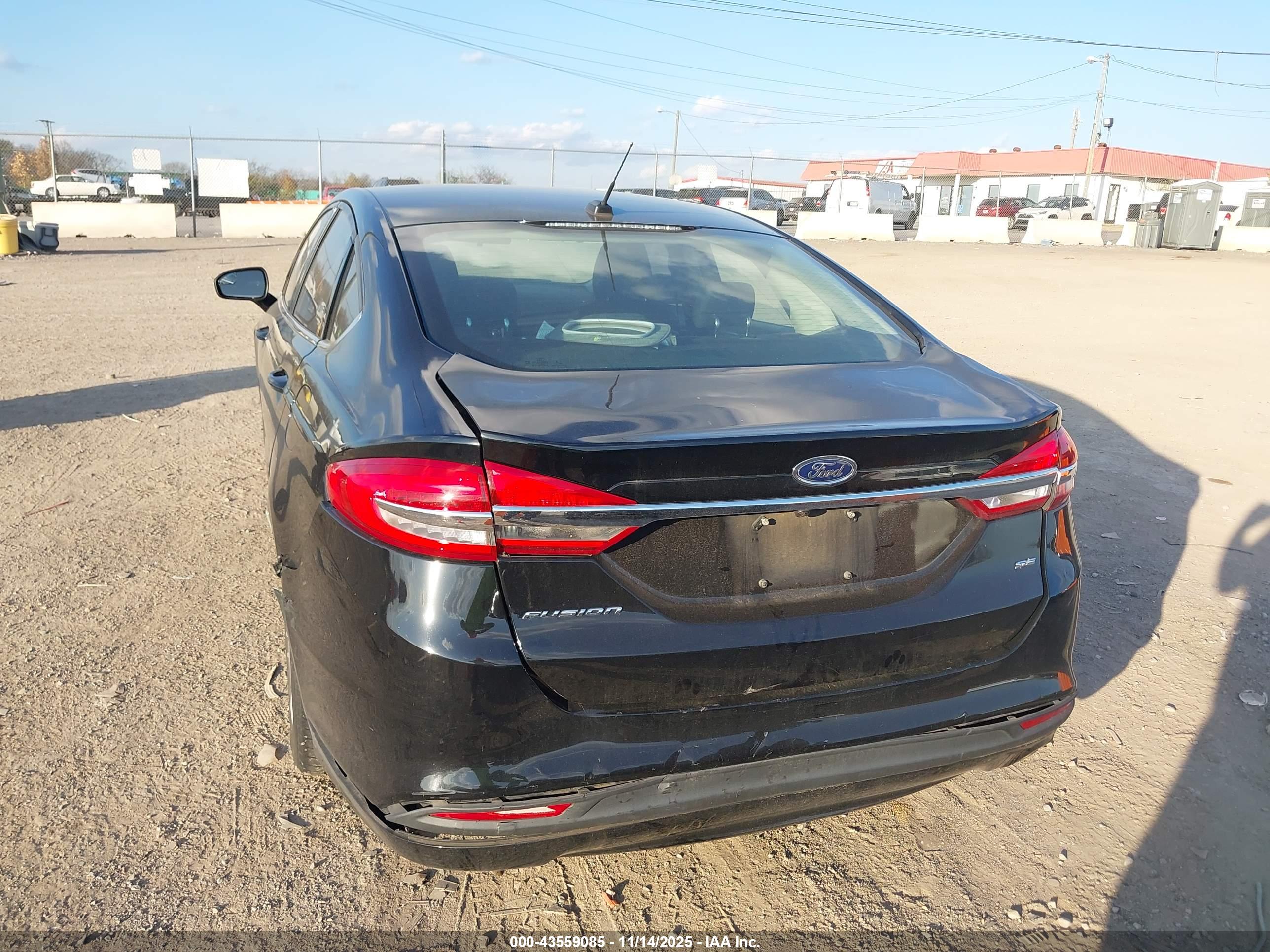 FORD FUSION image 6