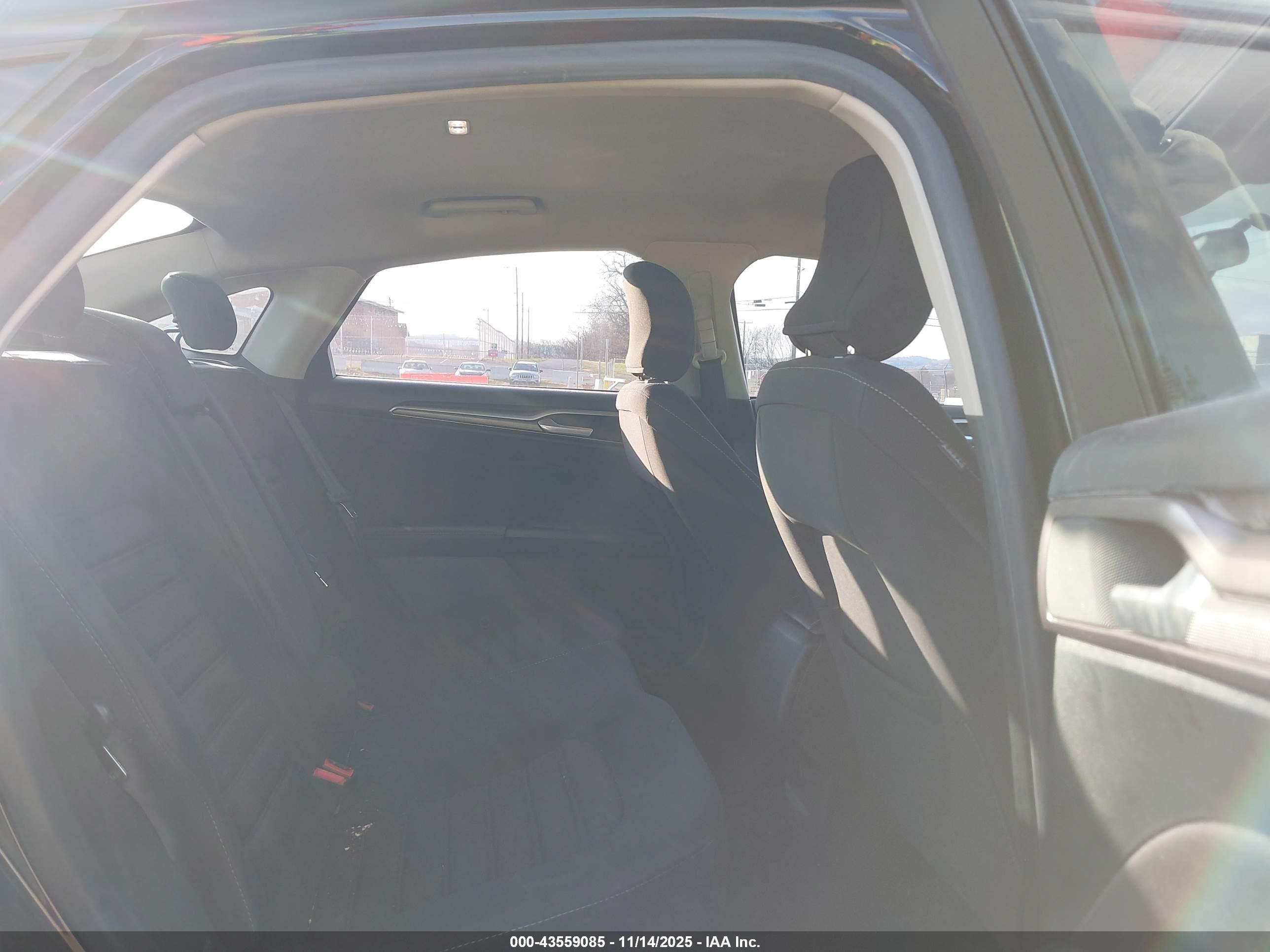 FORD FUSION image 8