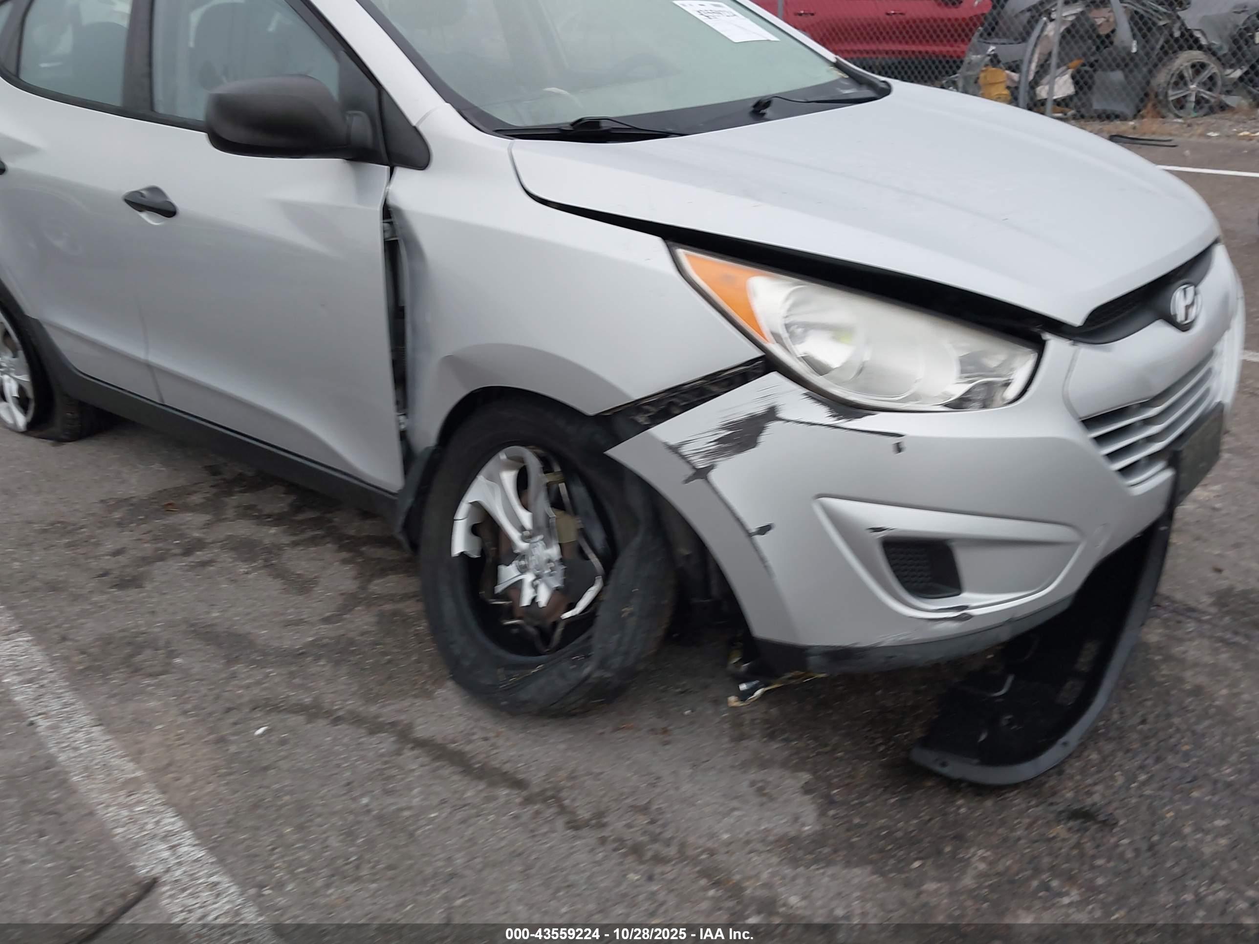 HYUNDAI TUCSON image 6