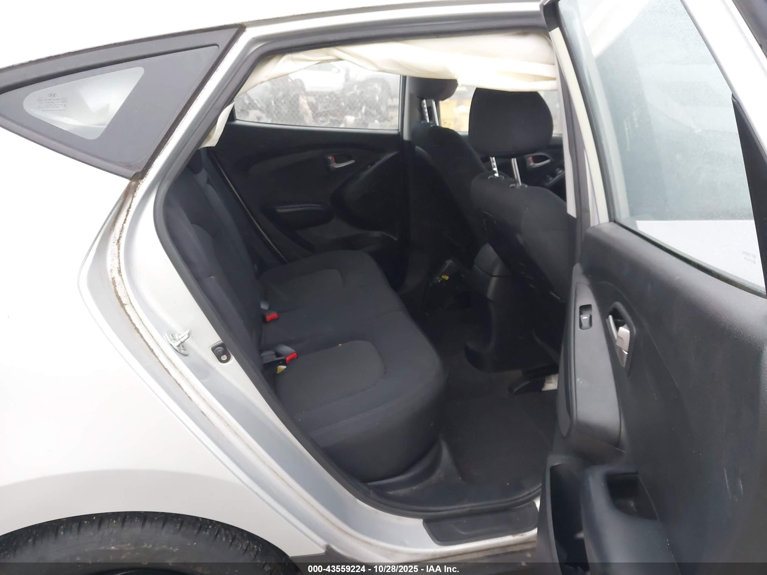 HYUNDAI TUCSON image 8