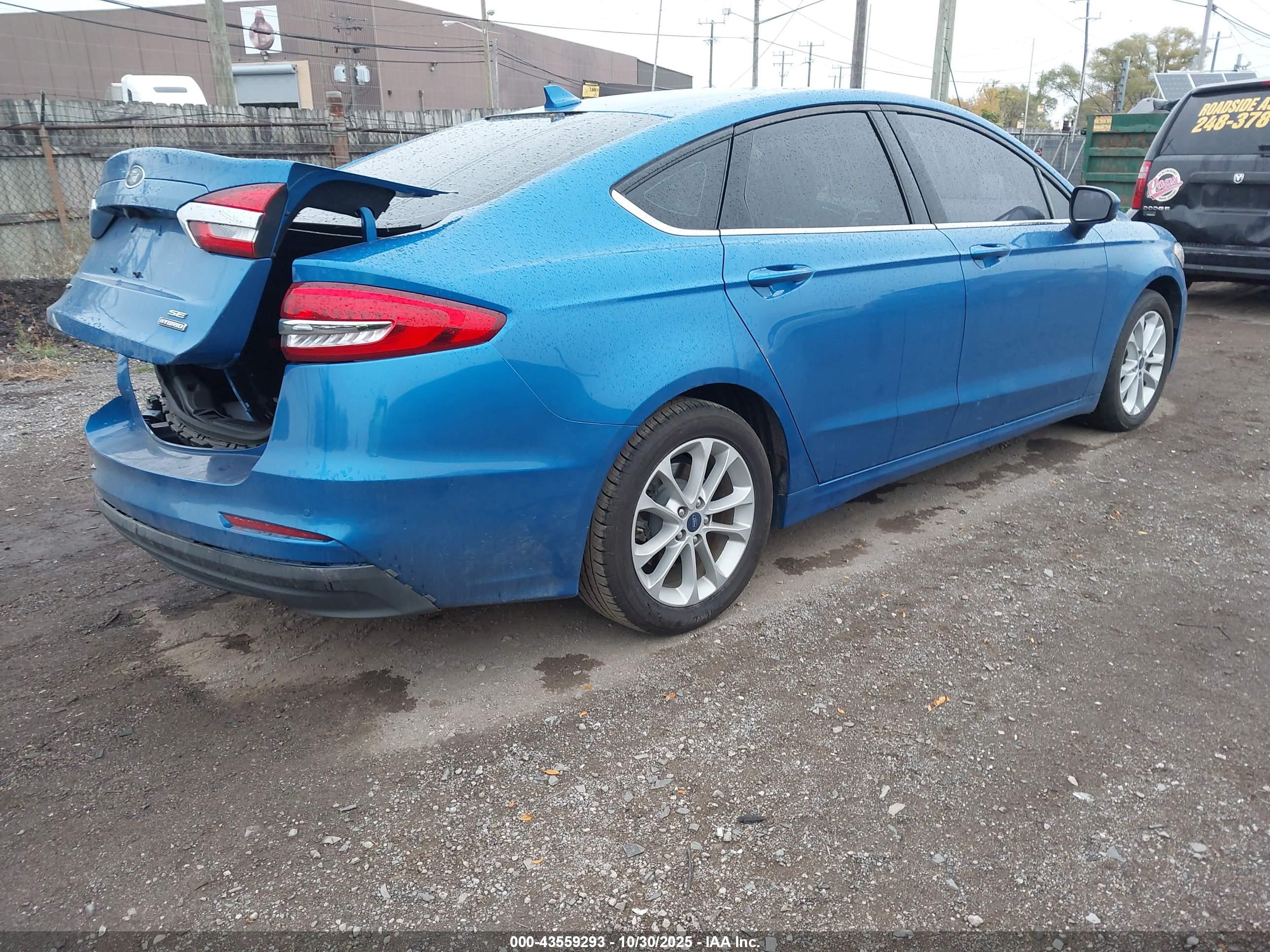 FORD FUSION image 4