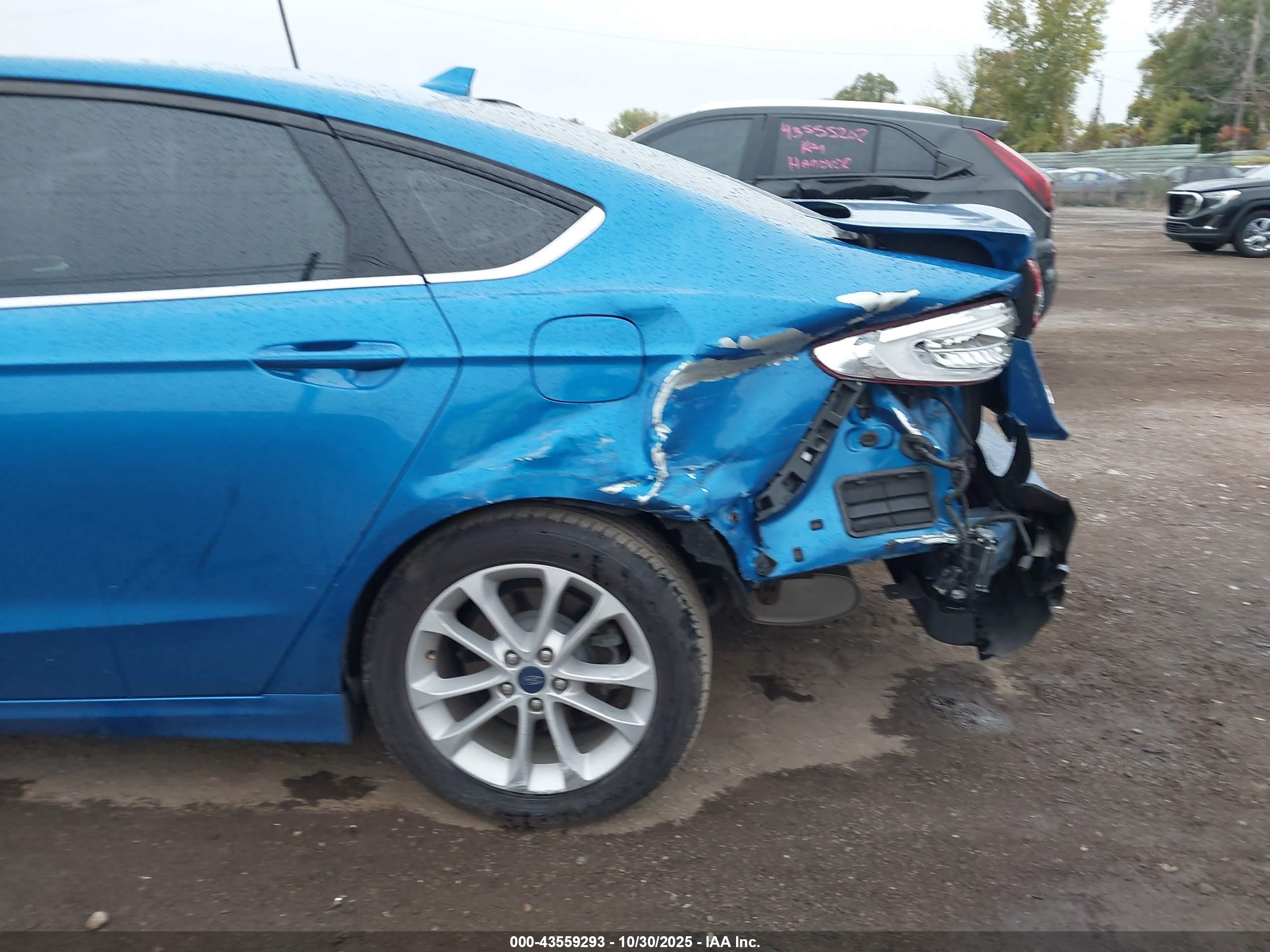 FORD FUSION image 6