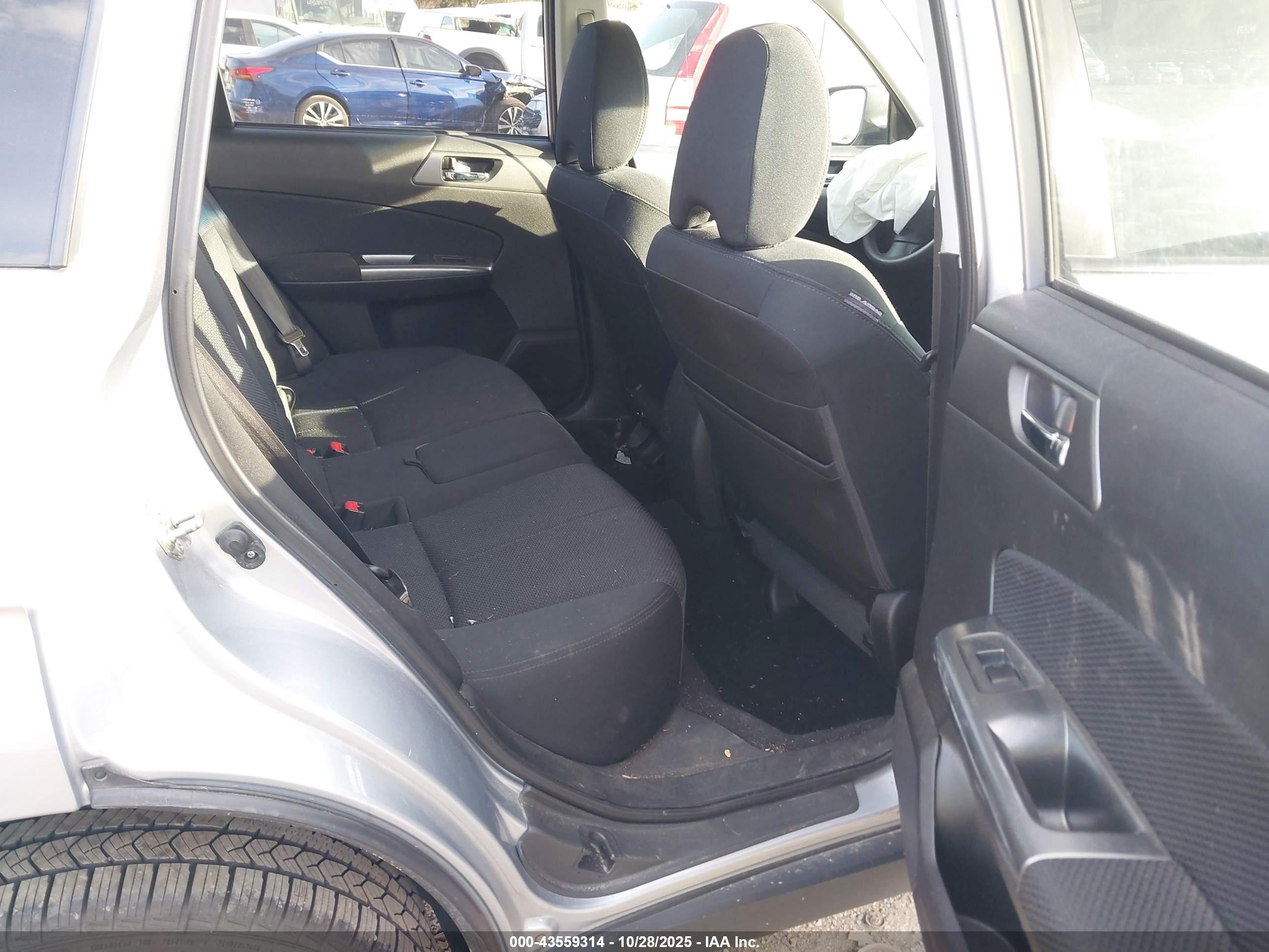 SUBARU FORESTER image 8