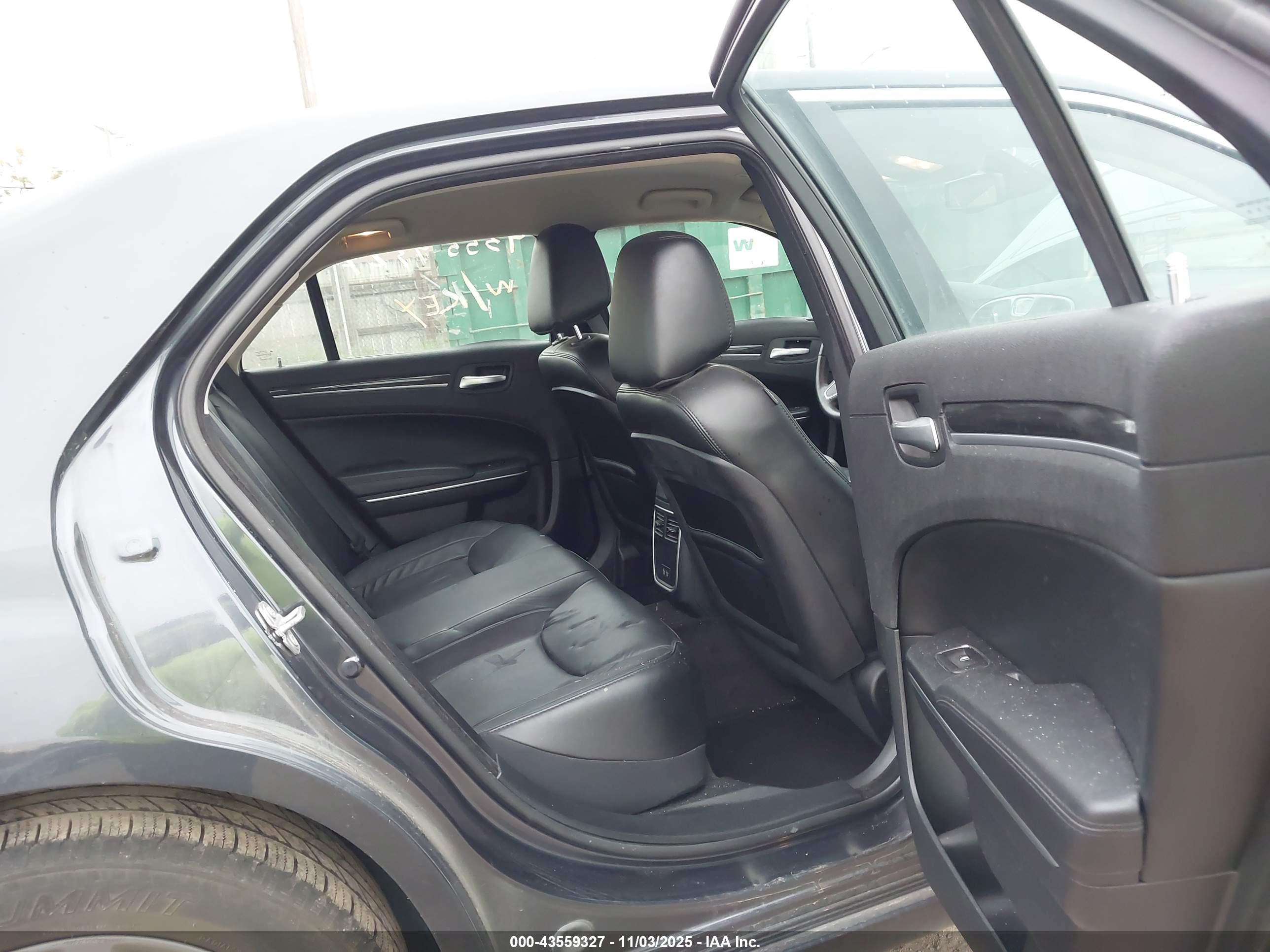 CHRYSLER 300 image 8