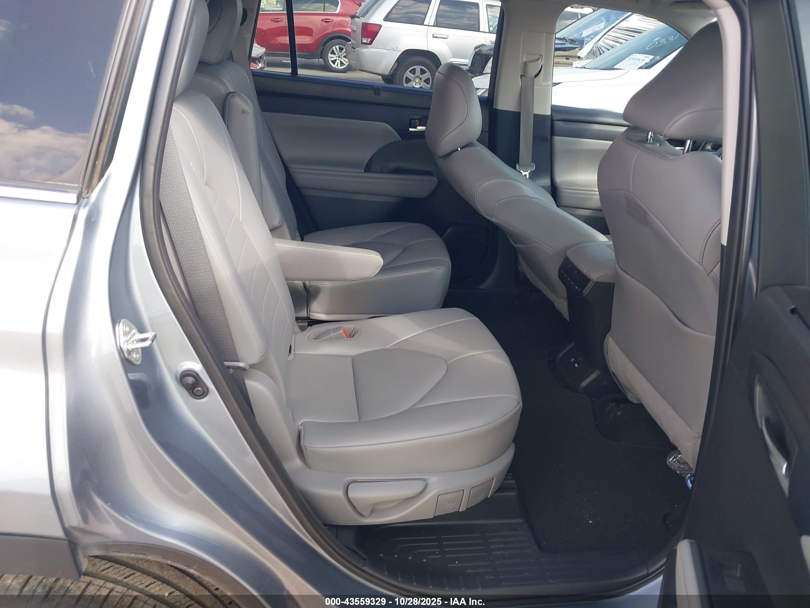 TOYOTA HIGHLANDER image 8