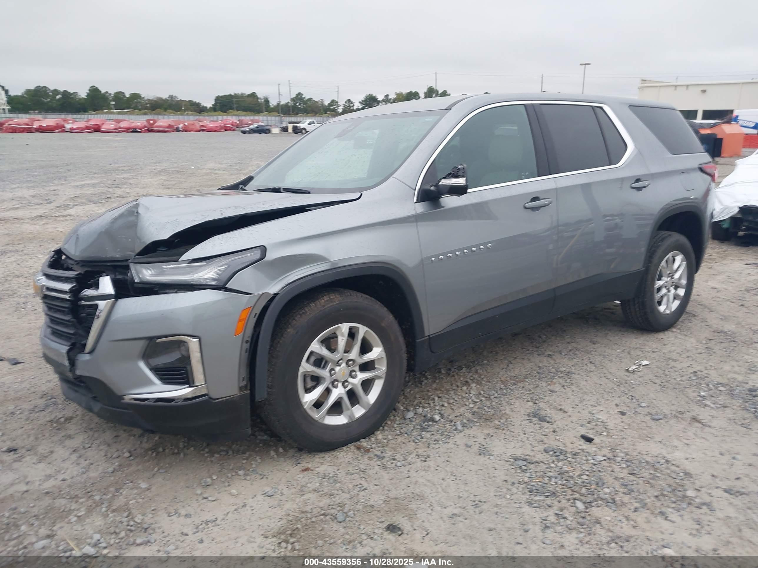 CHEVROLET TRAVERSE image 2