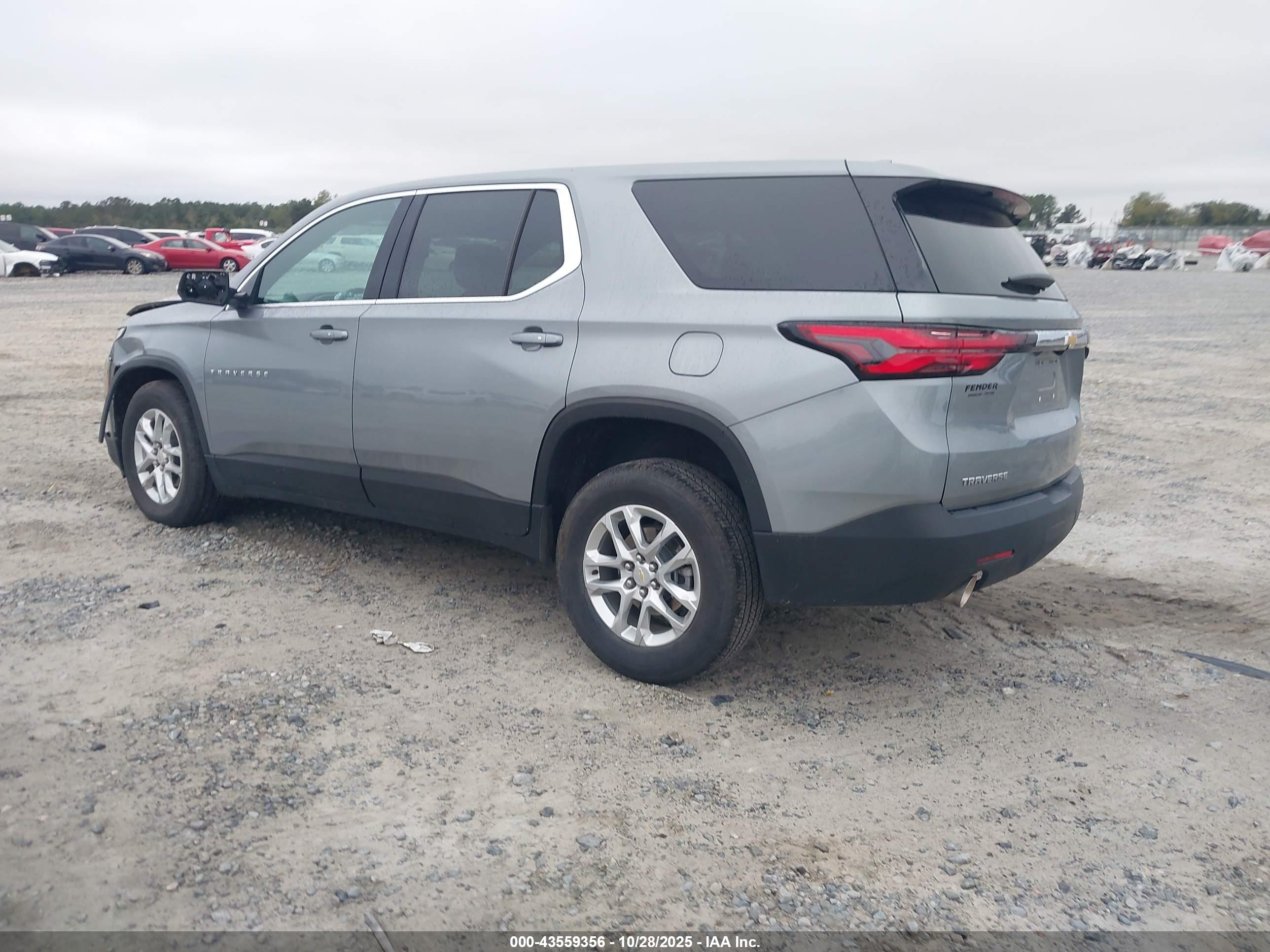 CHEVROLET TRAVERSE image 3