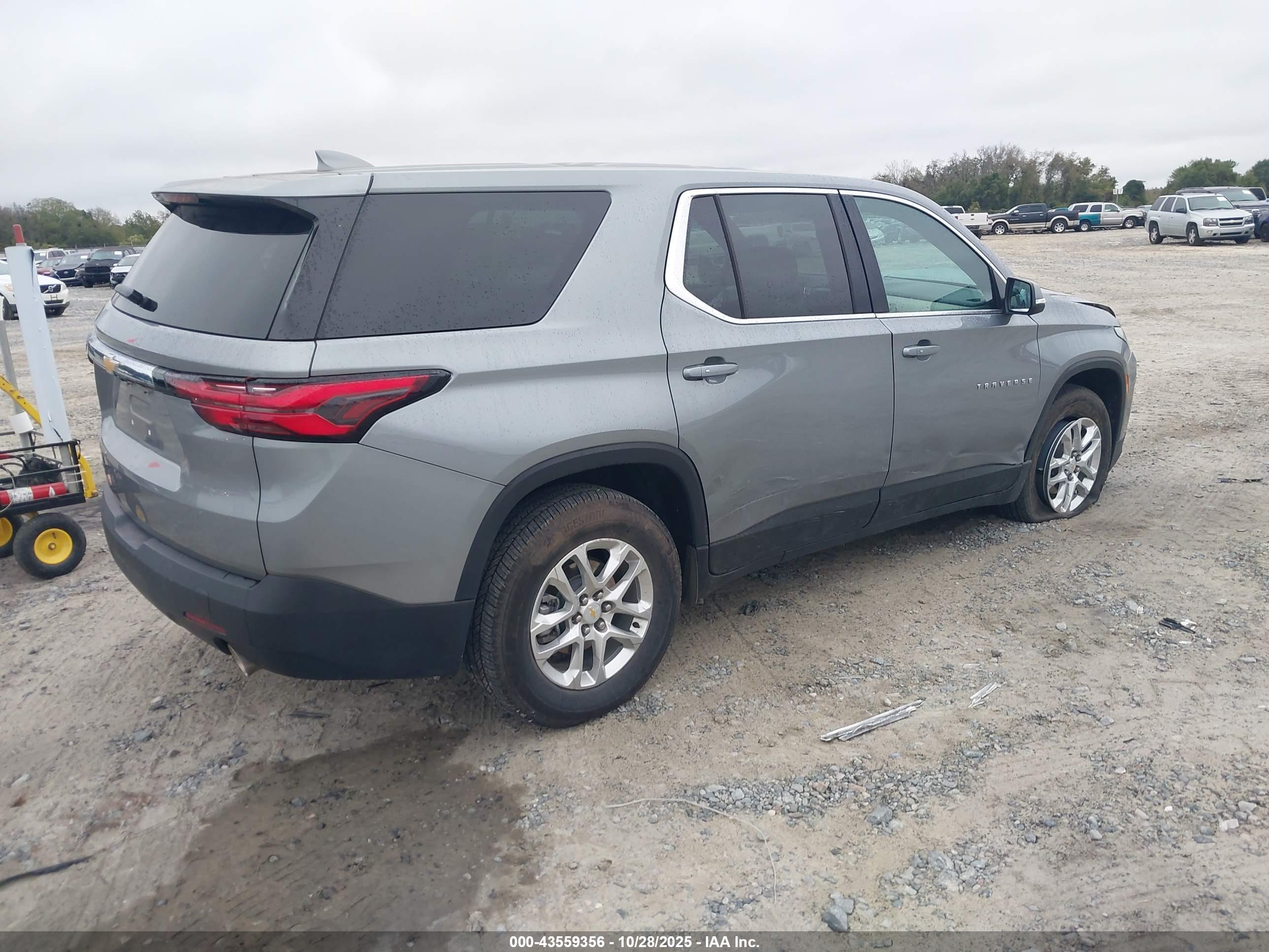CHEVROLET TRAVERSE image 4