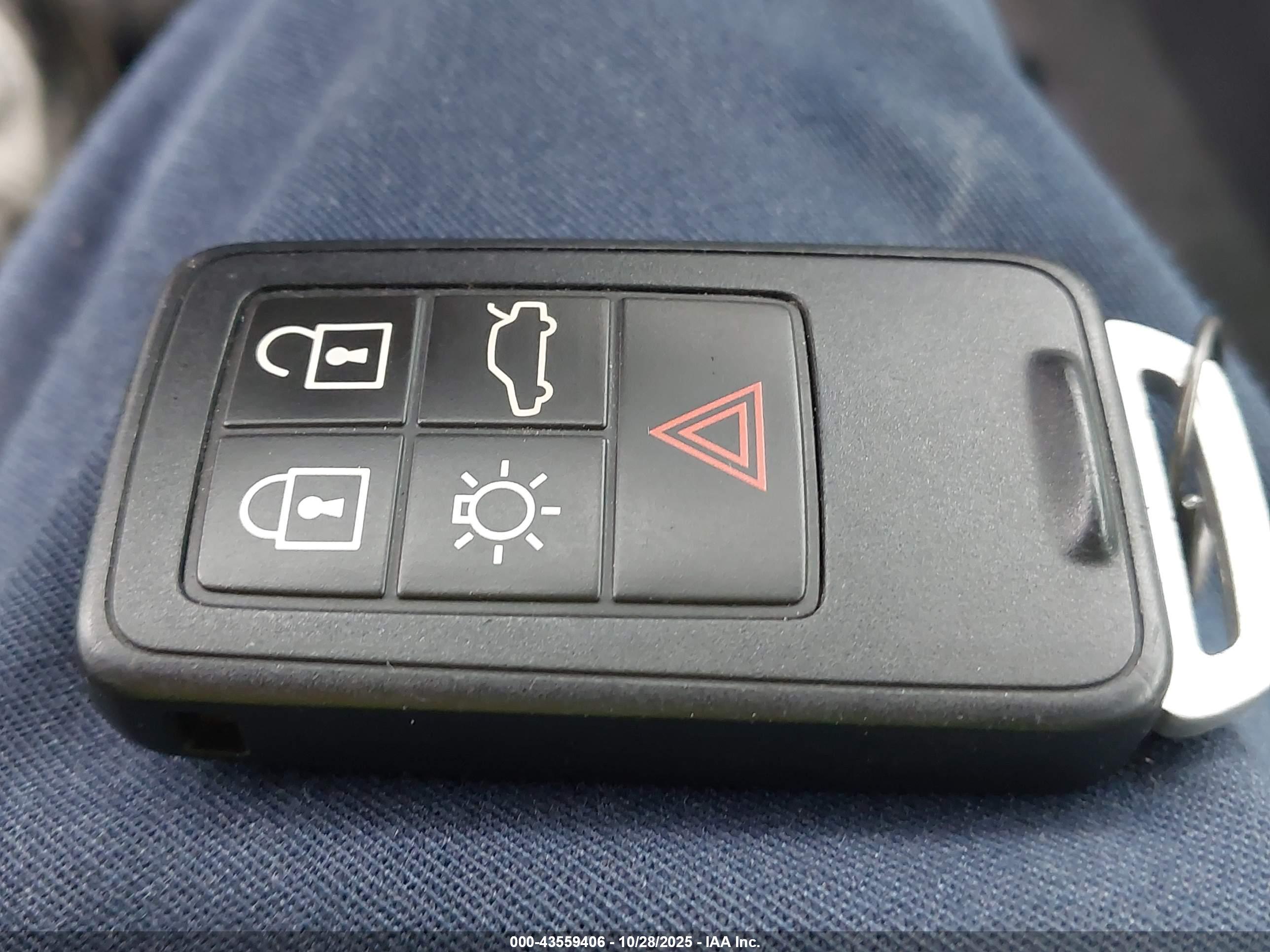 VOLVO XC70 image 11