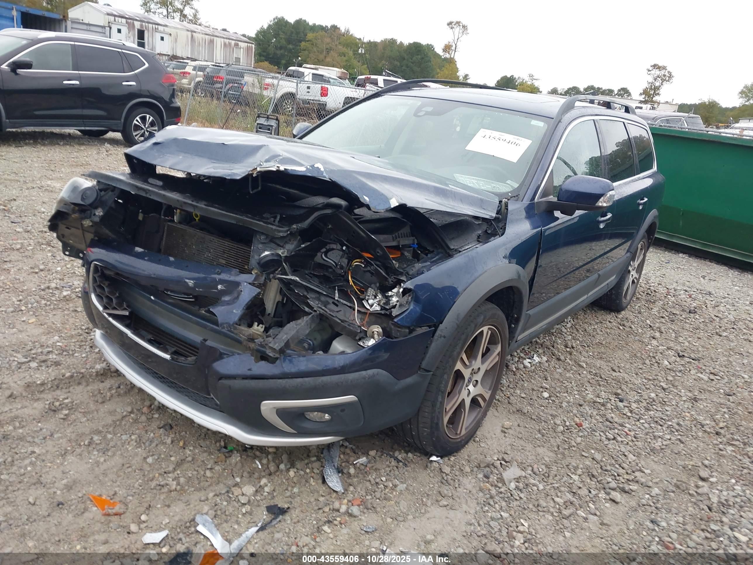 VOLVO XC70 image 2